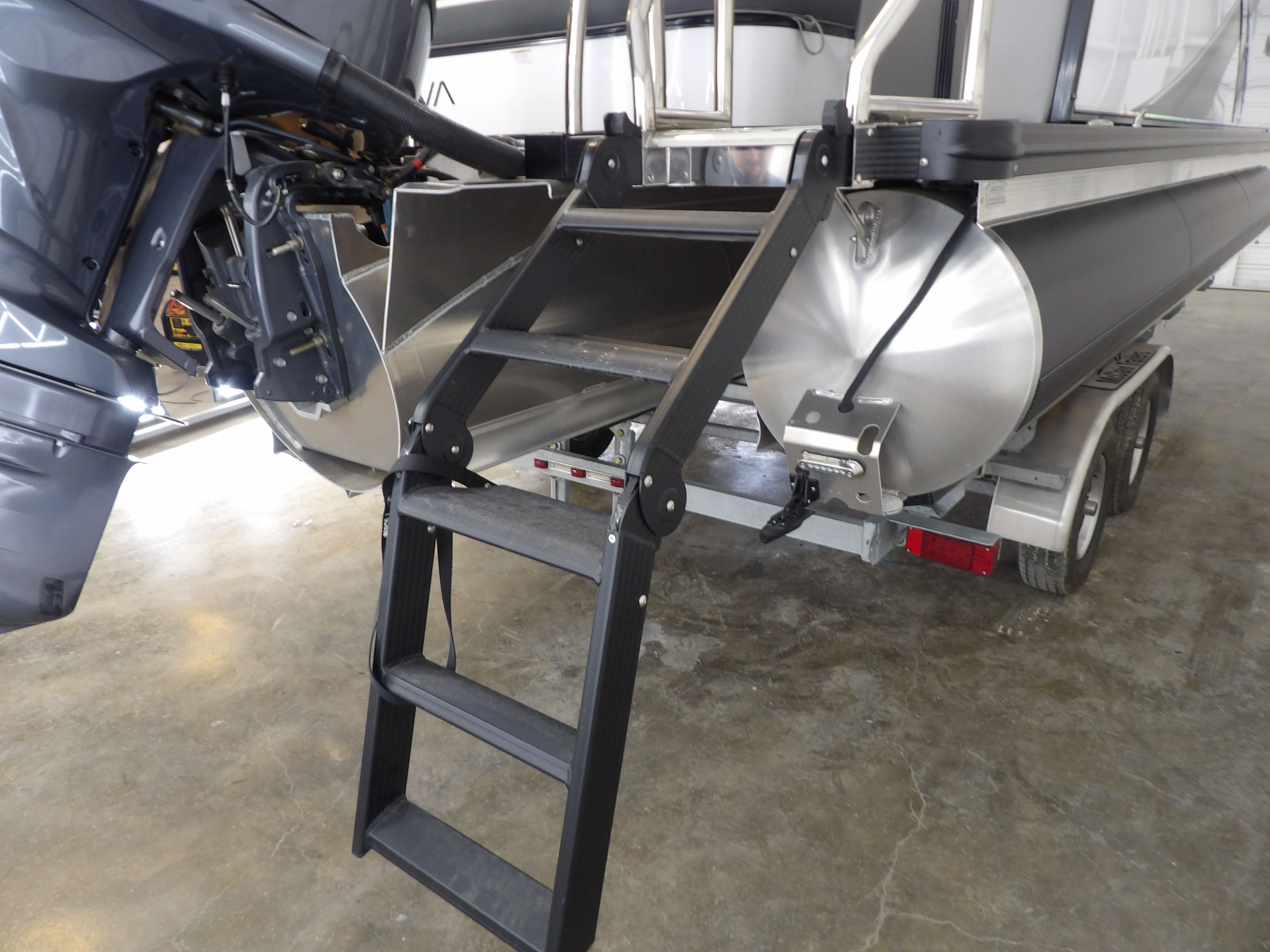2025 Avalon LSZ Versatile Rear Bench - 23' - 15