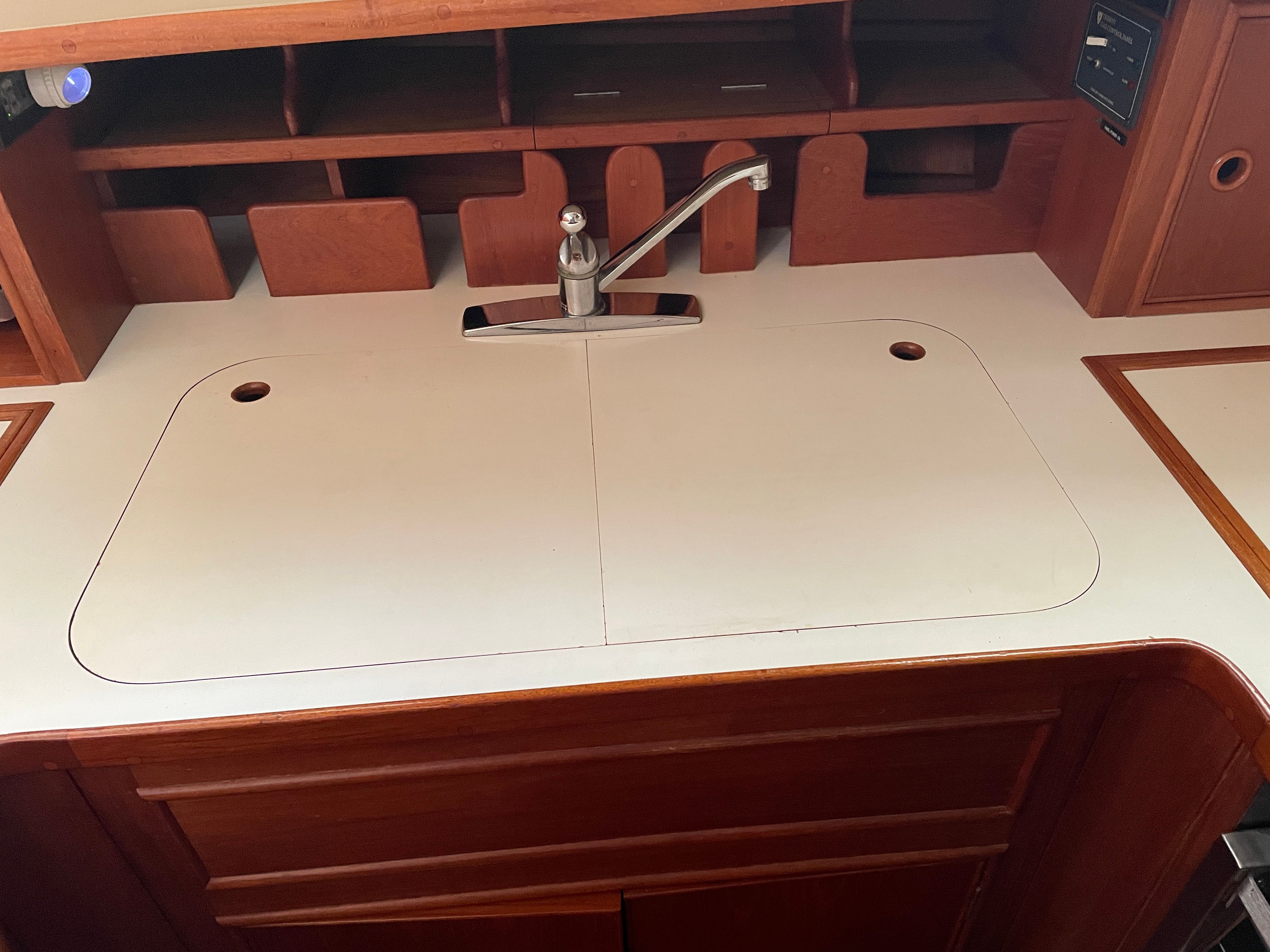 1985 Grand Banks 42 Motor Yacht - 34