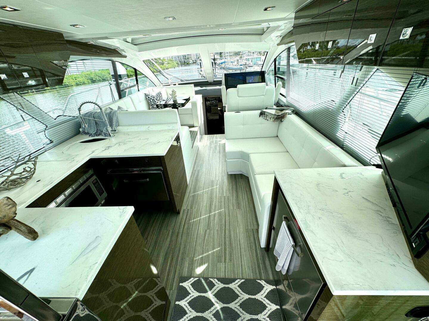 2020 Cruisers Yachts 50 Cantius - Image 3