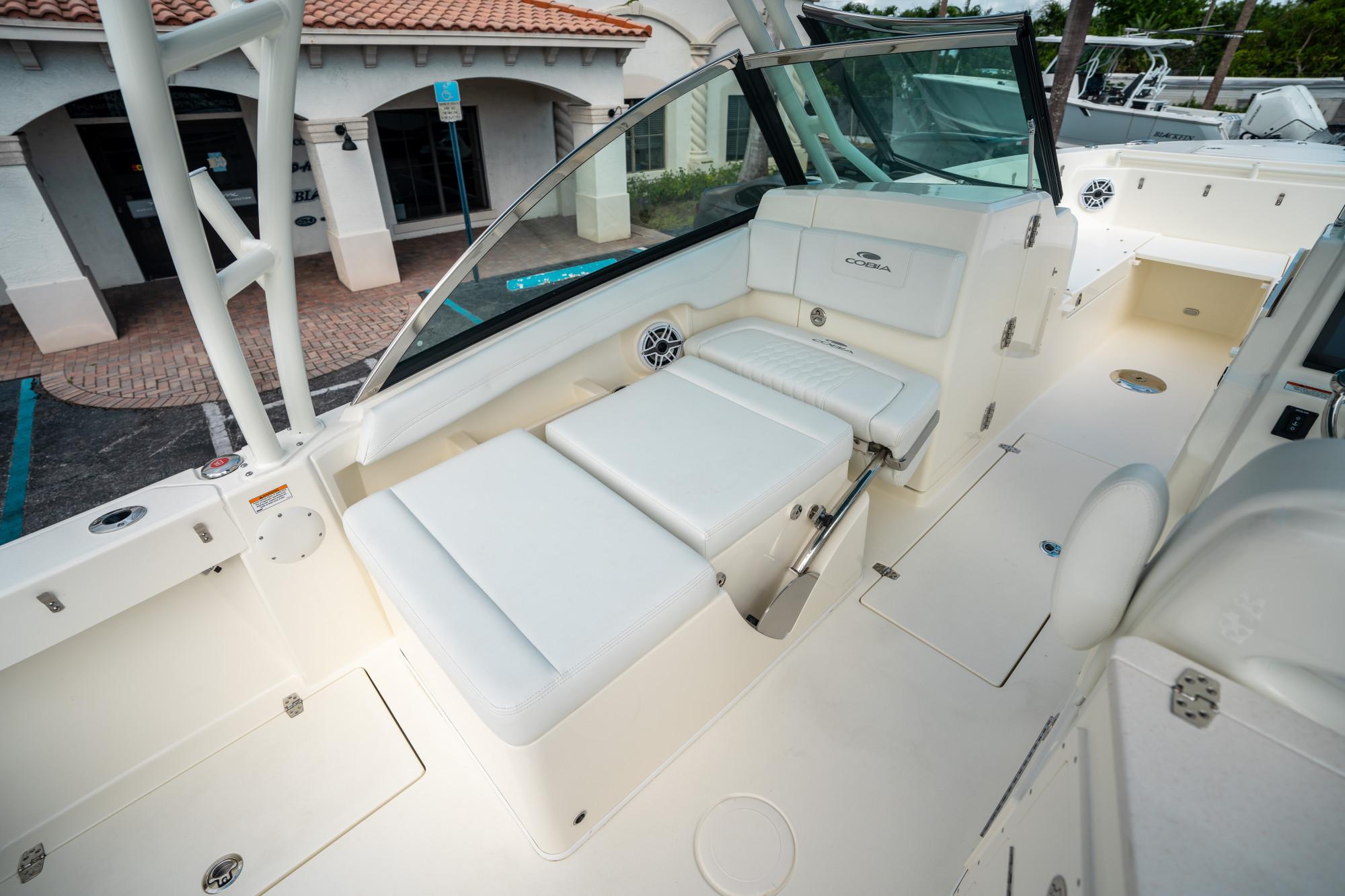 2025 Cobia 240 Dual Console - 27