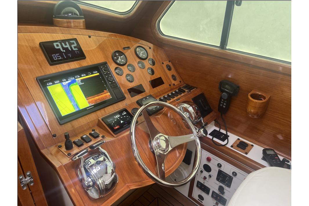 RB DERELI Daytripper 40 cockpit, 2004 model, featuring navigation instruments and wooden dashboard.
