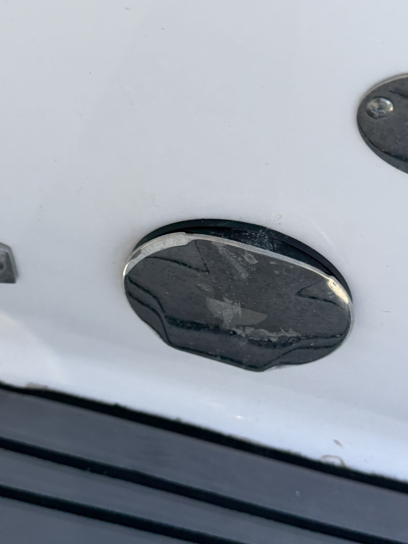2023 Robalo R227 - Image 19