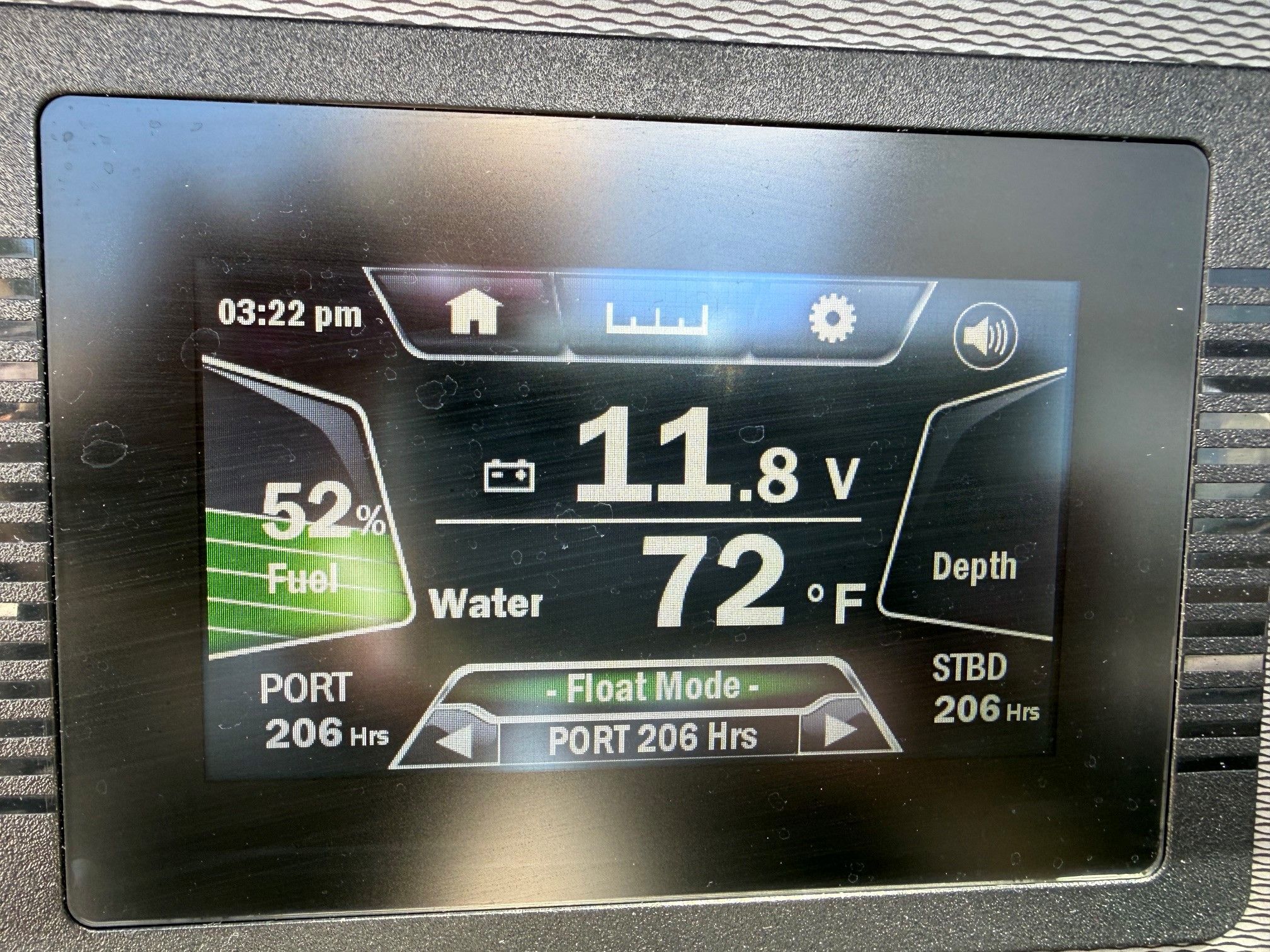 A display shows boat information like fuel level, voltage, and water temperature.