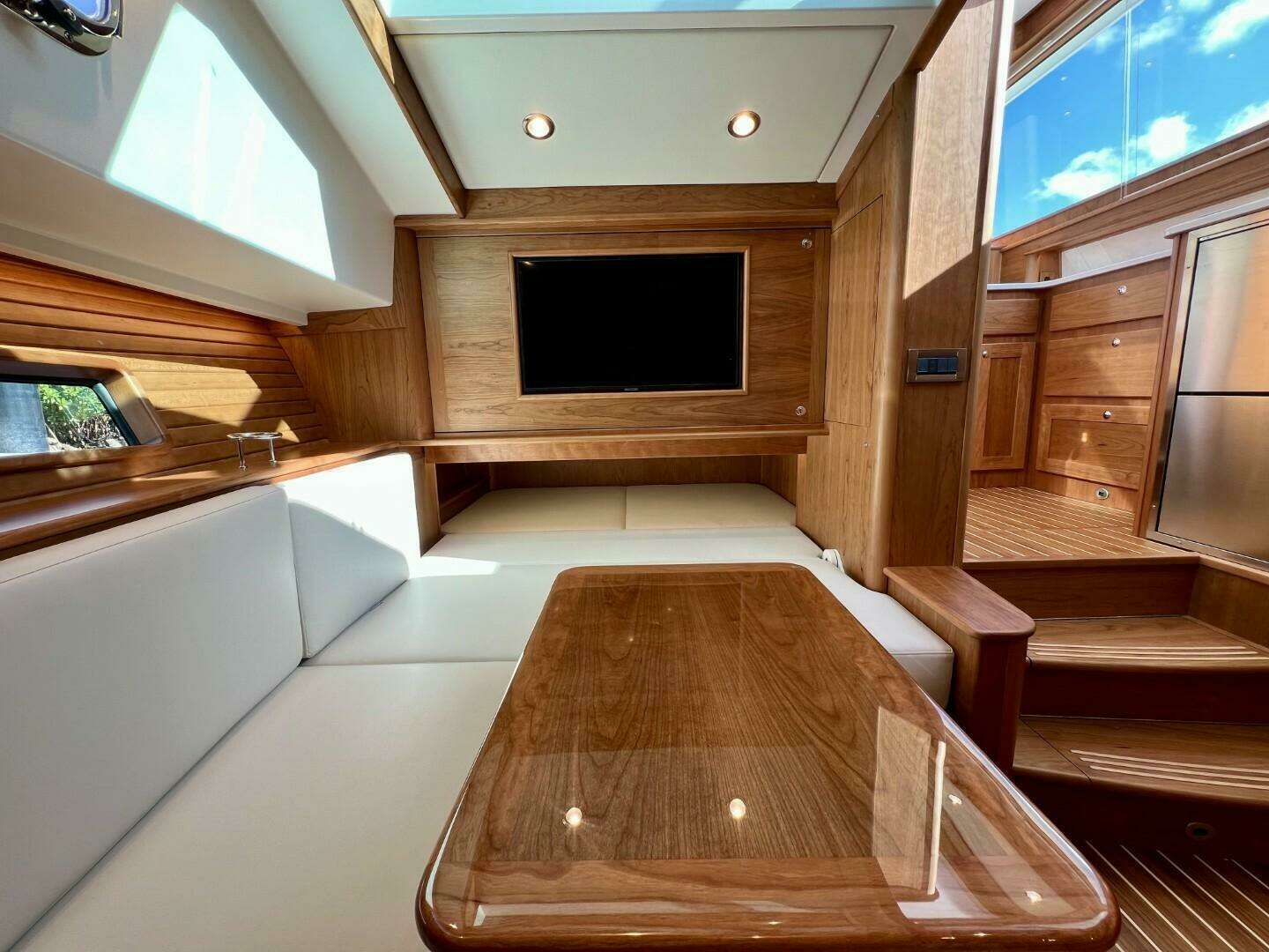 2027 Sabre 43 Salon Express - Image 20
