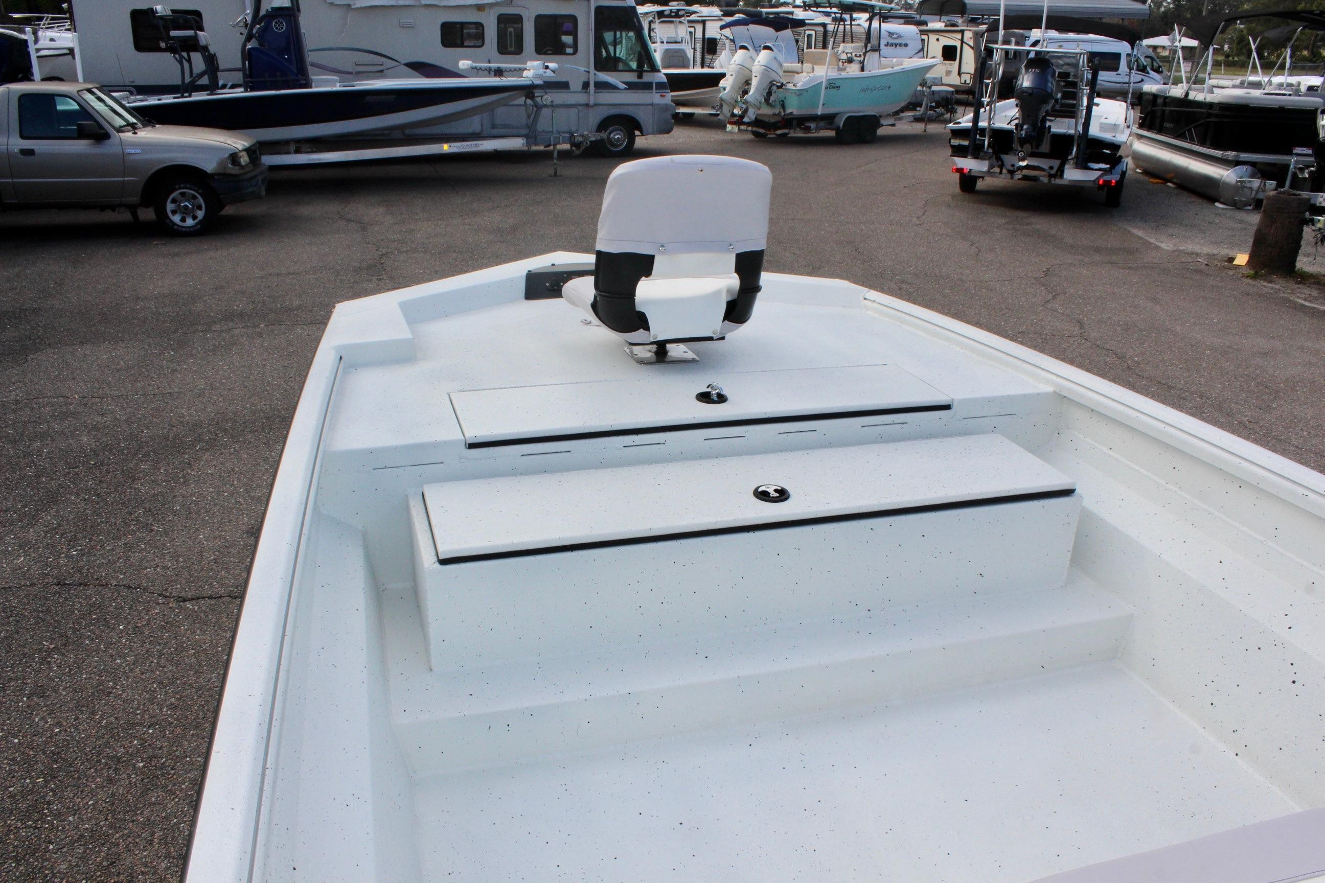 Fishing boat Excel 2172 Stalker CC 2025 model, featuring spacious deck and seating.