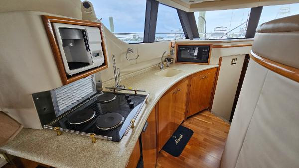 Interior of 2000 Carver 450 Voyager Pilothouse with kitchen amenities.