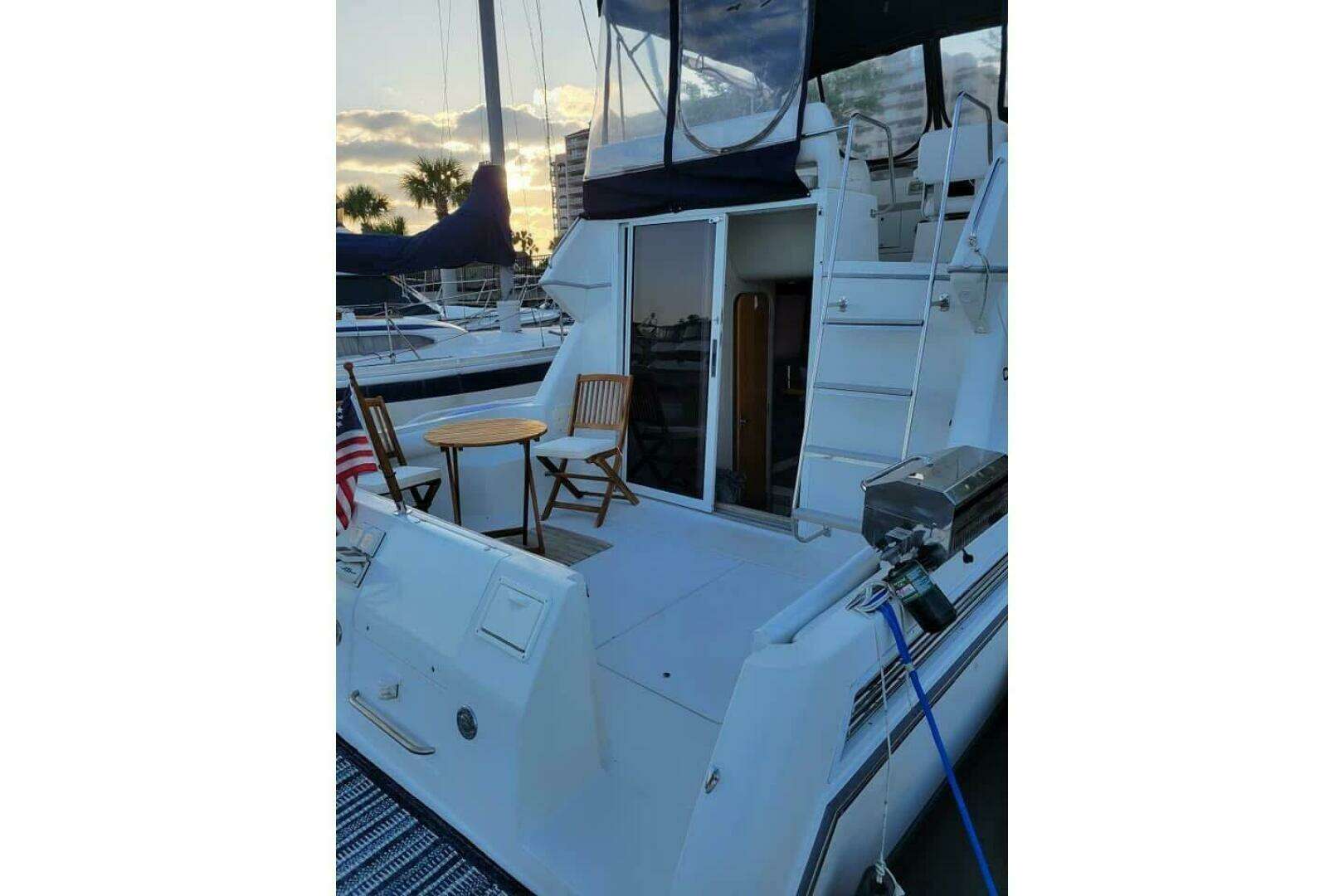 1996 Carver 320 Voyager - Image 14