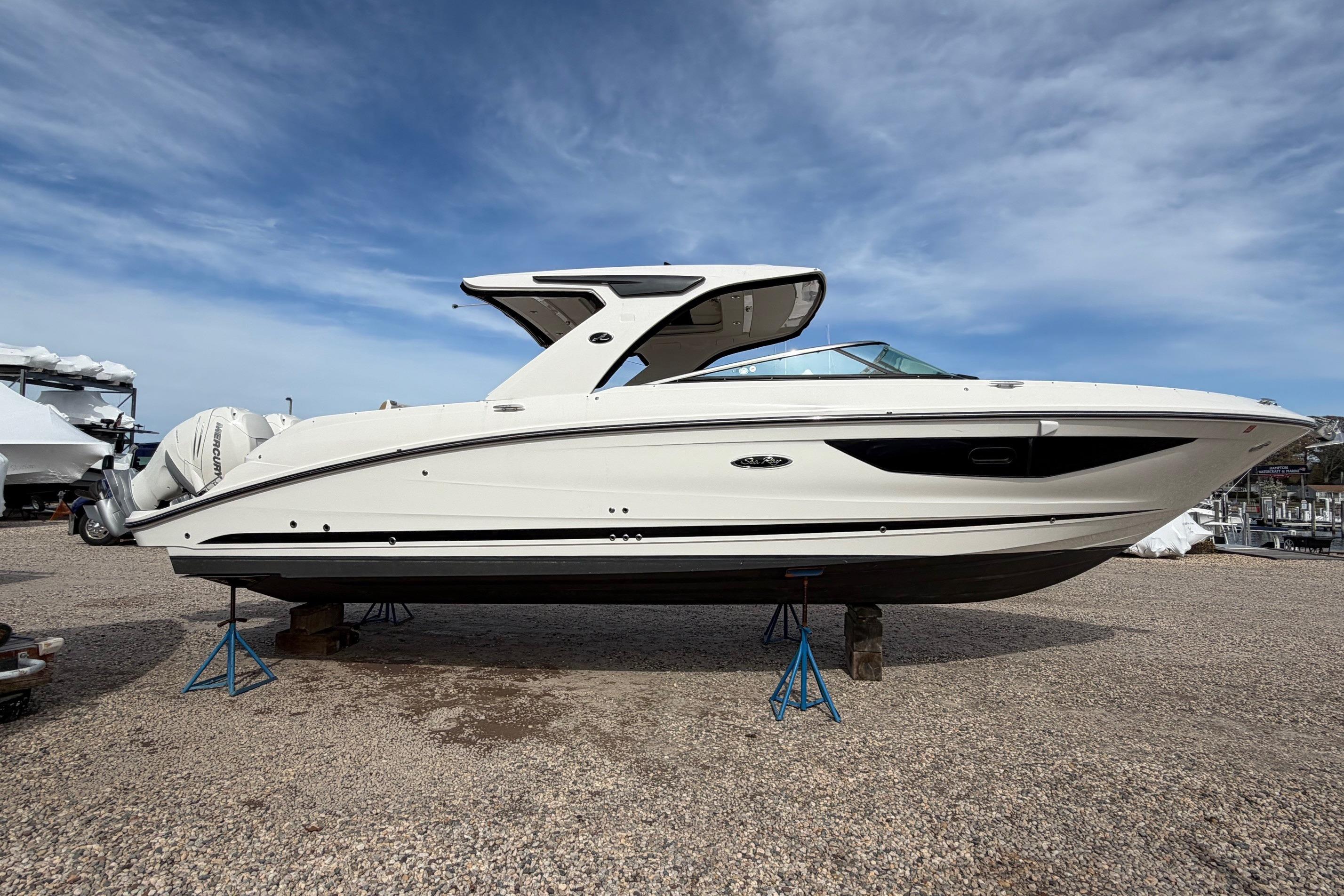 2023 Sea Ray SLX 350 Outboard