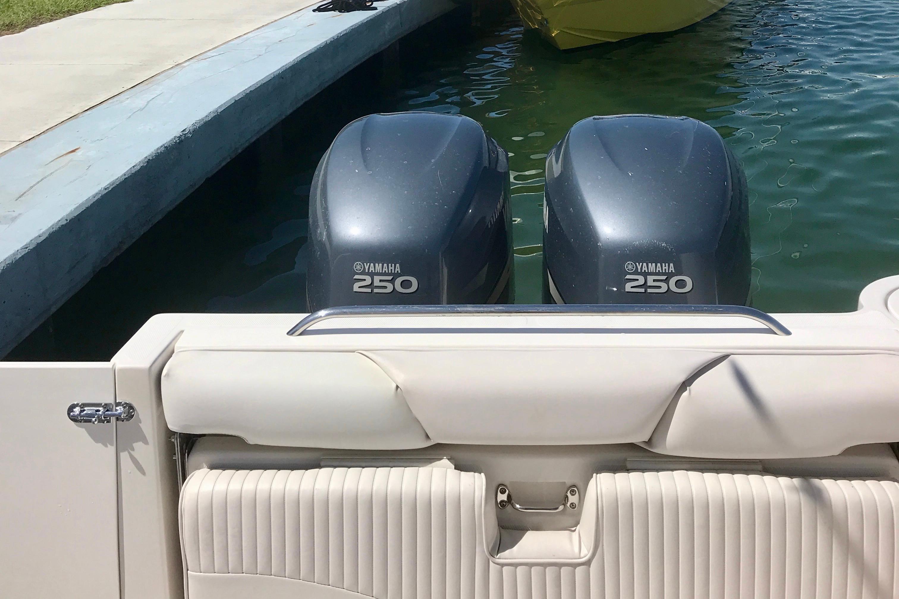 2006 Seaswirl Striper 2901 Walkaround with twin Yamaha 250 engines at dock.
