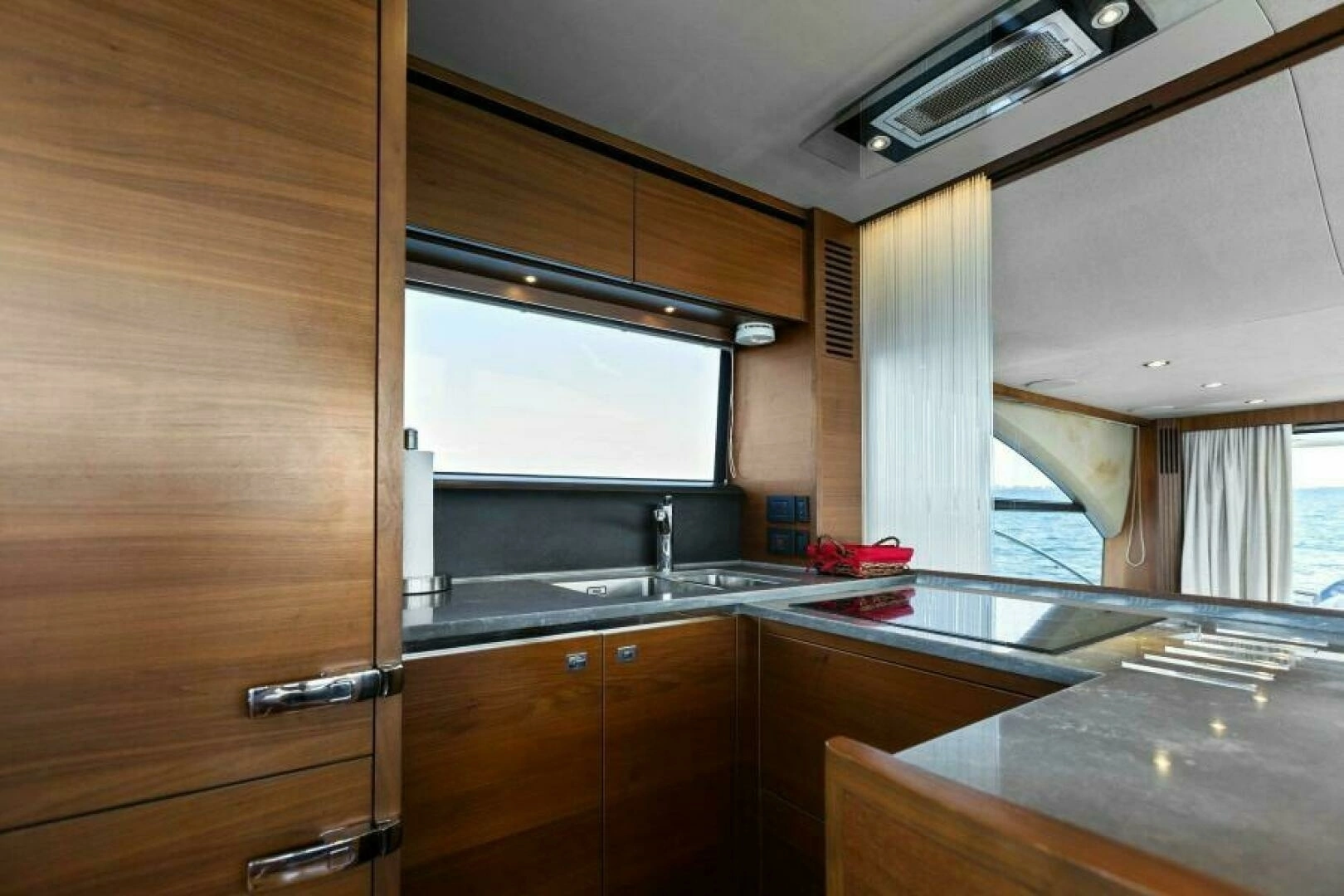 2016 Princess 60 Flybridge - Image 15