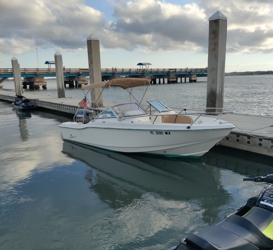 2000 Scout 202 docked with a bridge in the background.