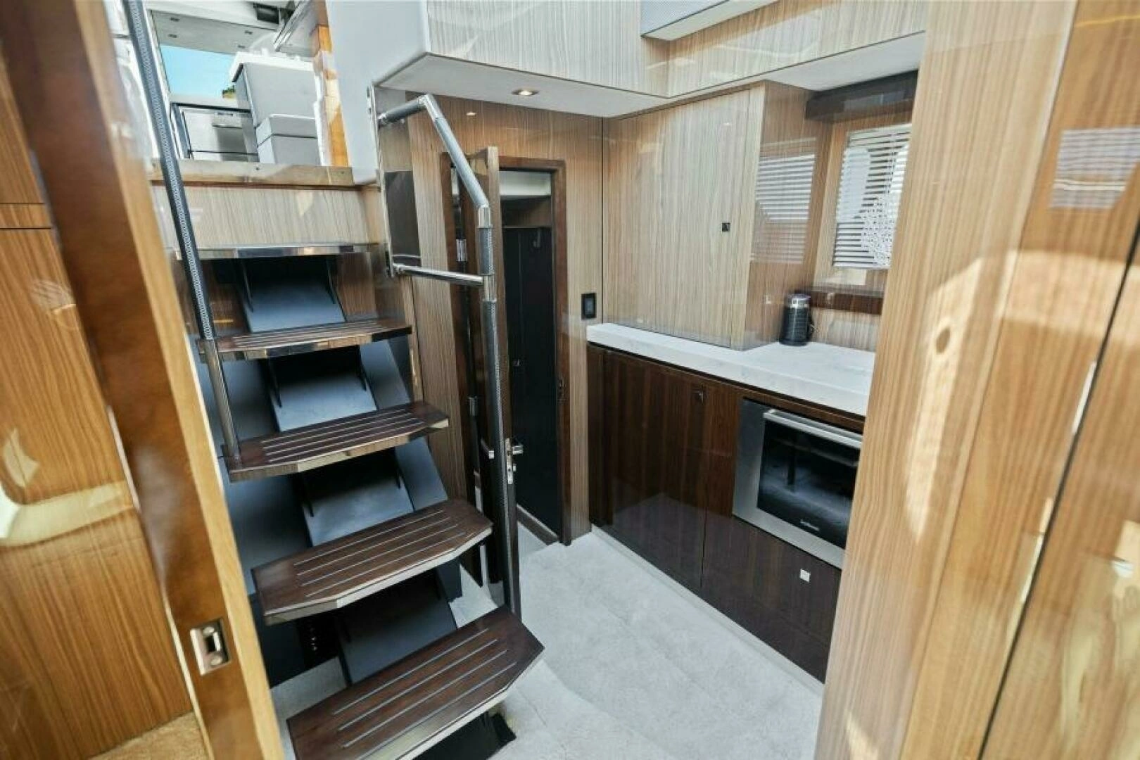 2023 Cruisers Yachts 60 Cantius Fly - Image 16