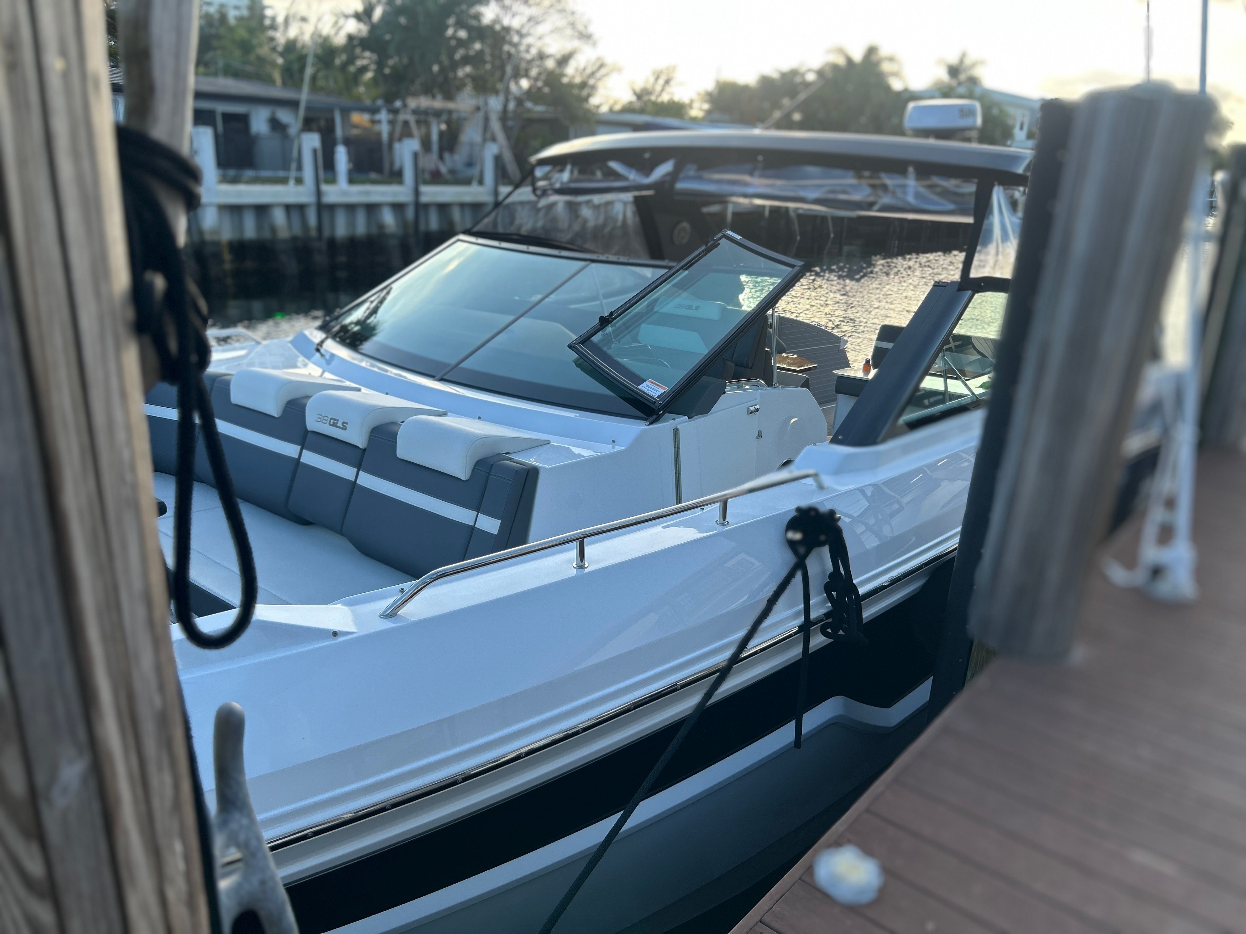 2023 Cruisers Yachts 38 GLS OB - 2