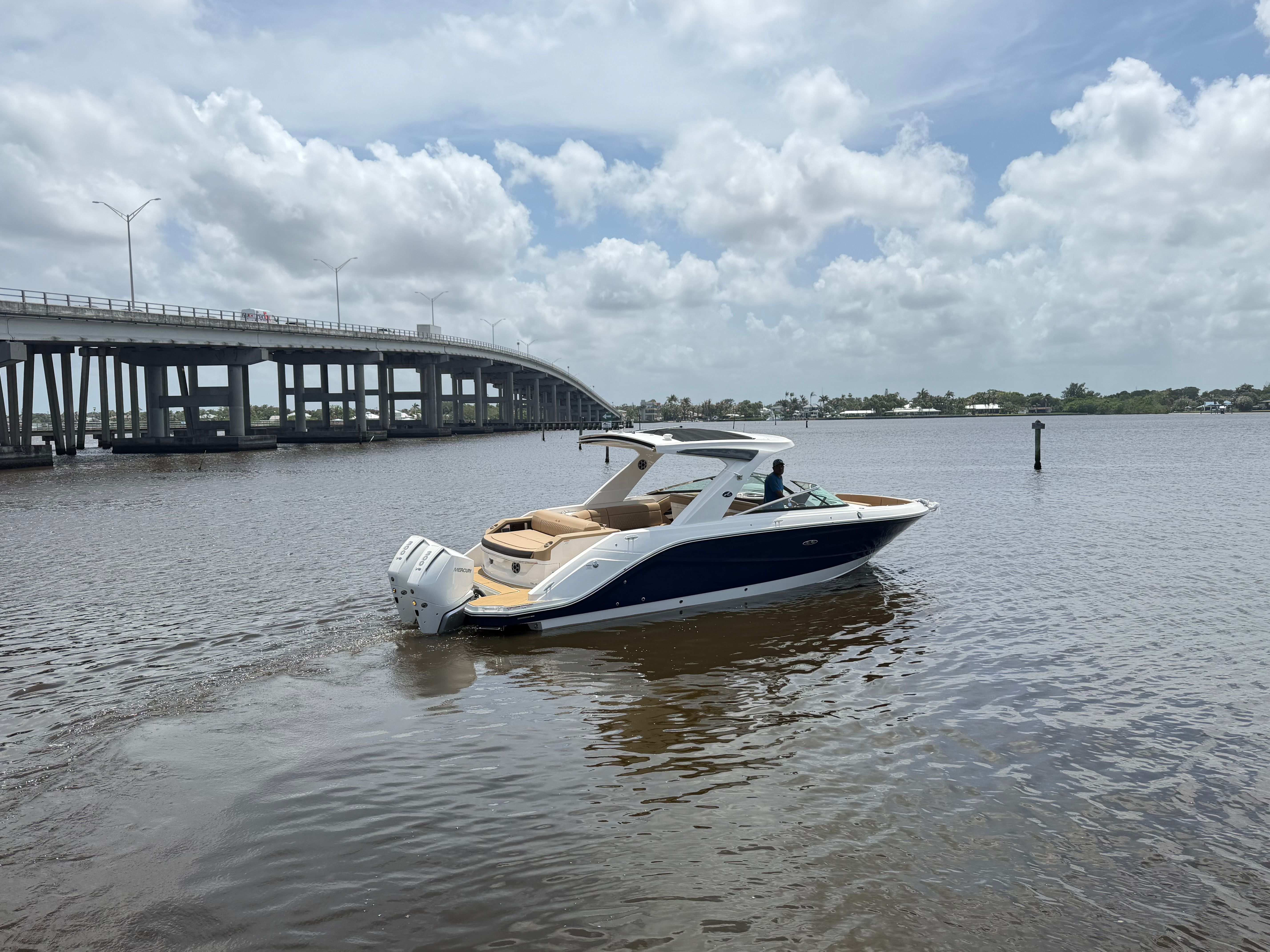 2026 Sea Ray SLX 310 Outboard