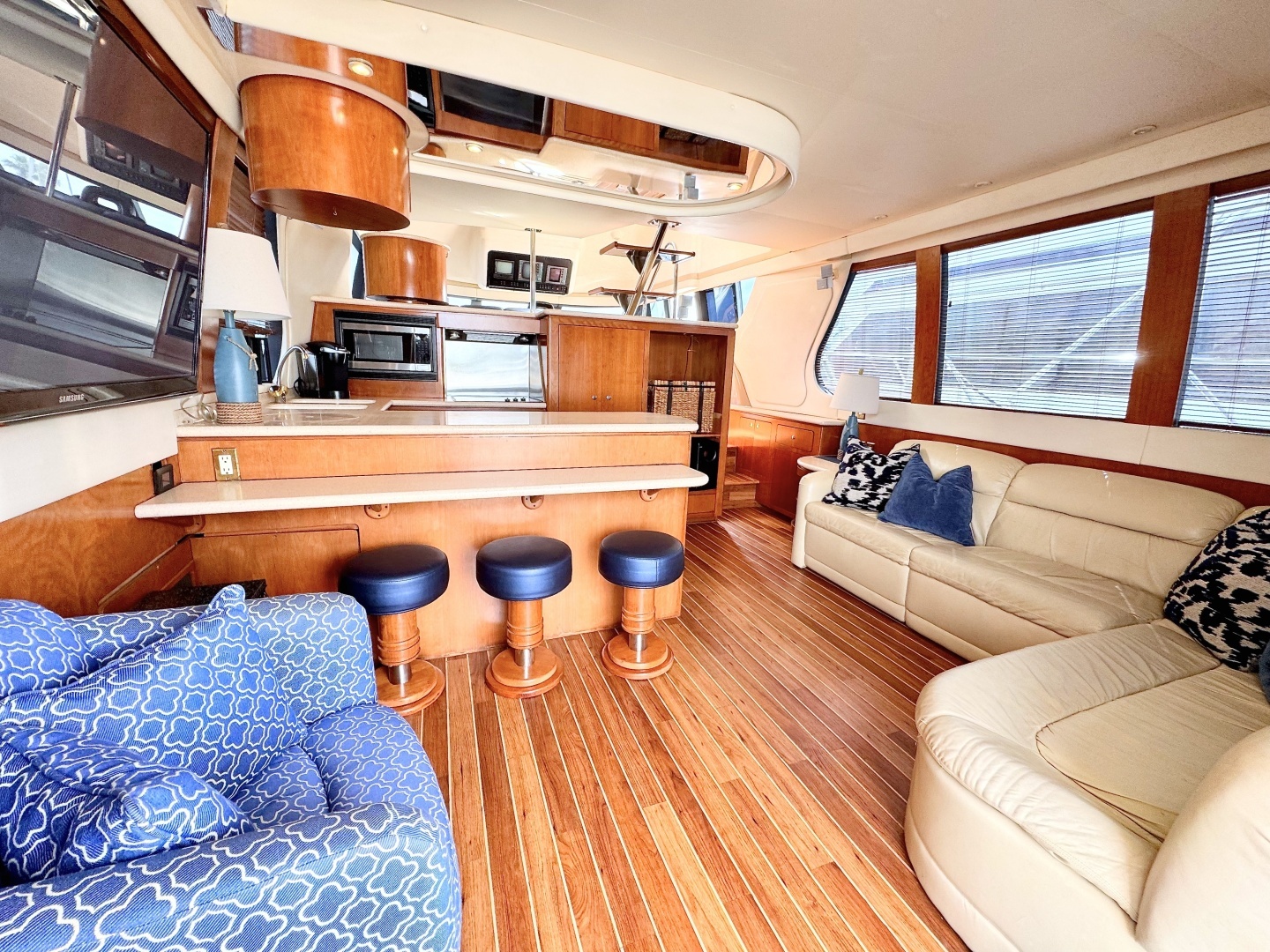 1998 Carver Voyager 530 - Image 8