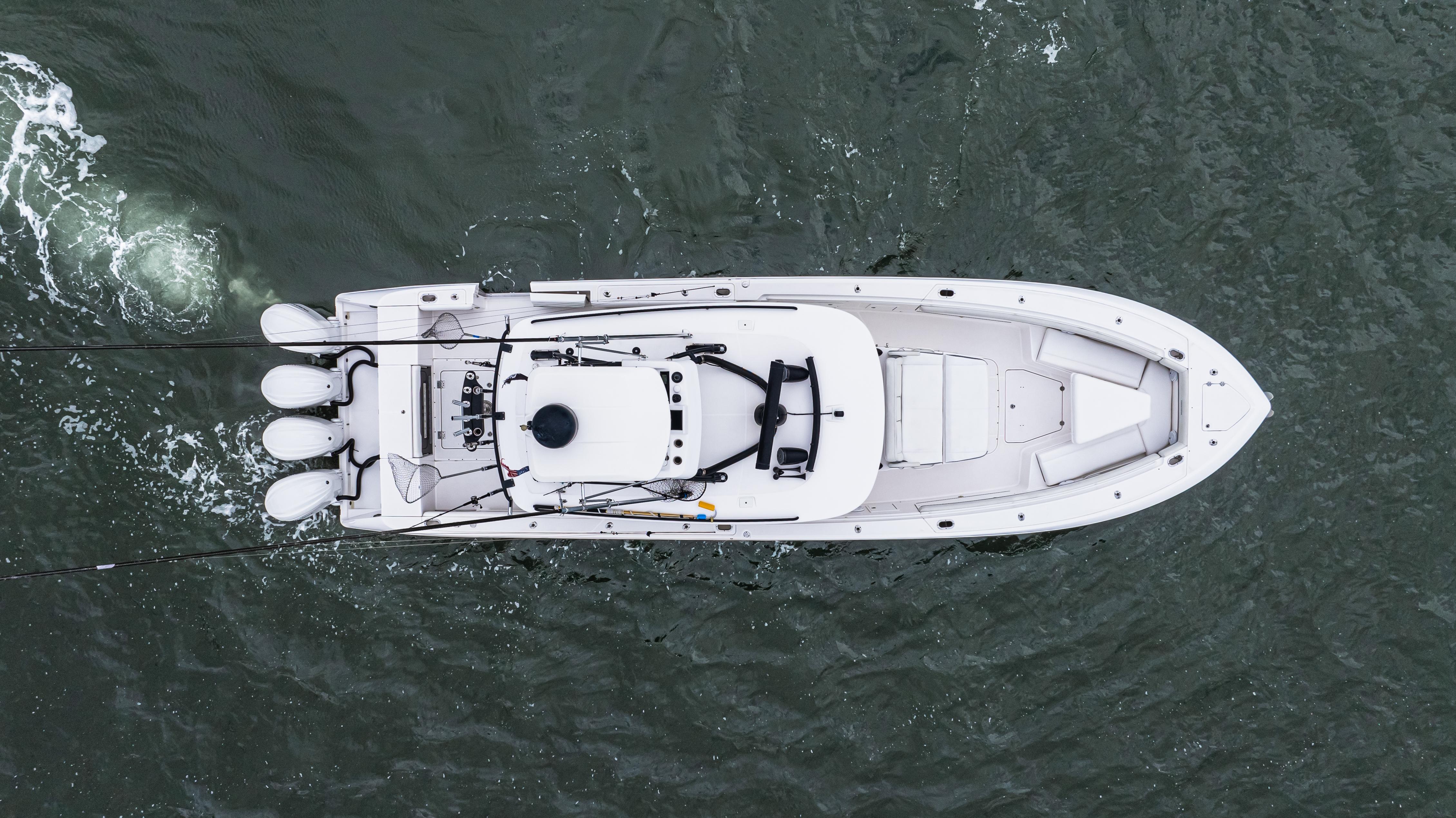 Overhead view of 2017 Everglades 435 CC boat navigating through water.
