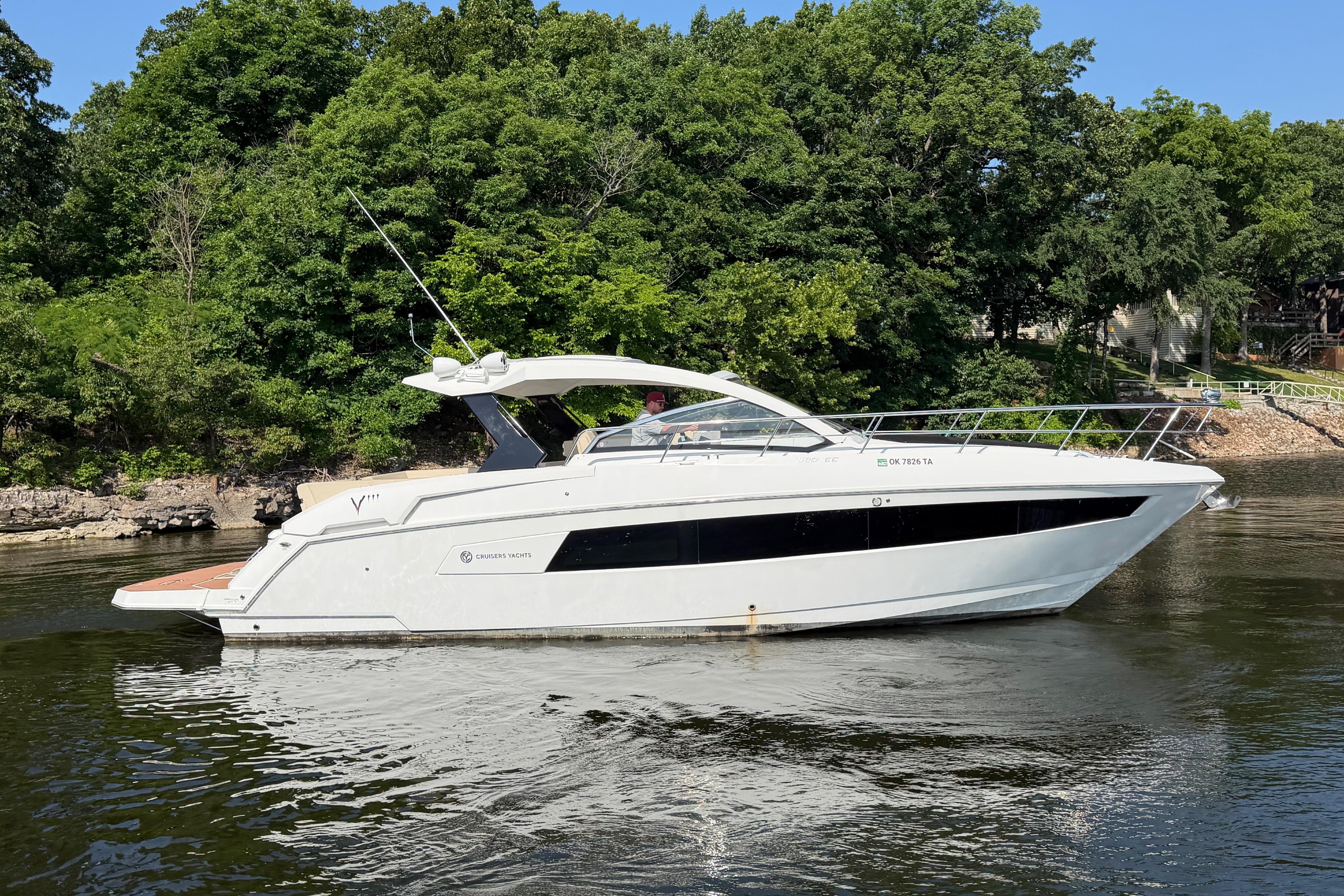 2019 Cruisers Yachts 390 Express Coupe