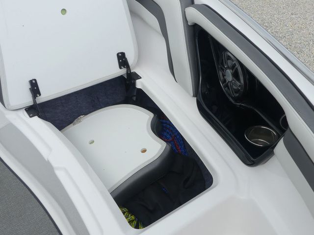 2019 Yamaha Boats AR240 - 38