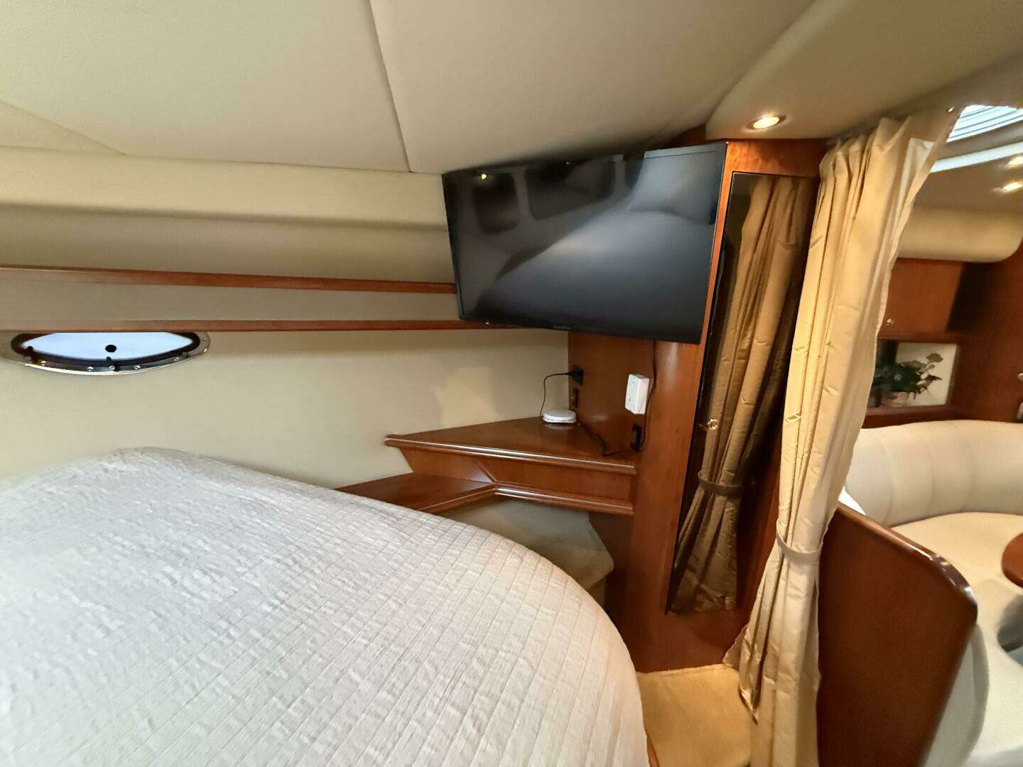 2004 Cruisers 370 Express - Image 36