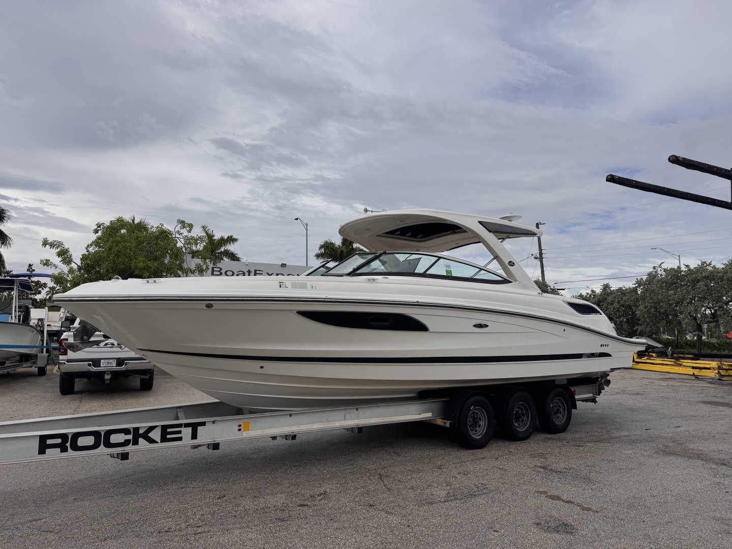 2016 Sea Ray 350 SLX - Image 4