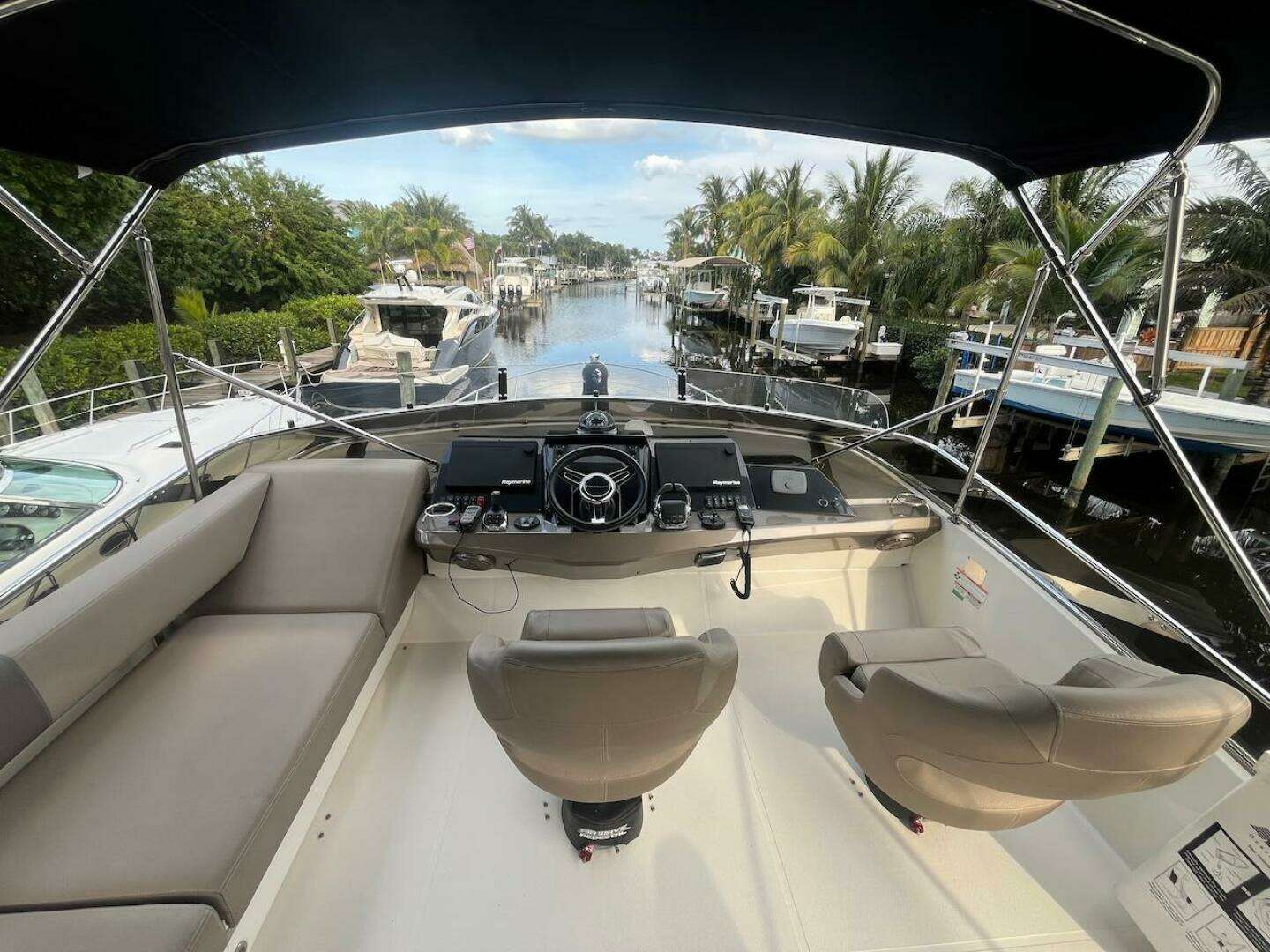 2017 Marquis 500 Sport Yacht - Image 16