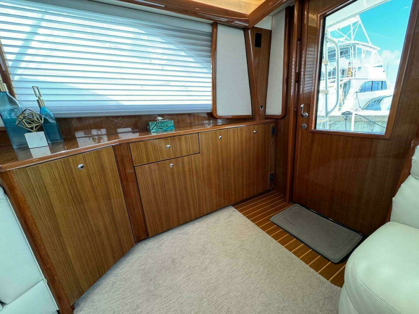 2007 Viking 52 Convertible - Image 9