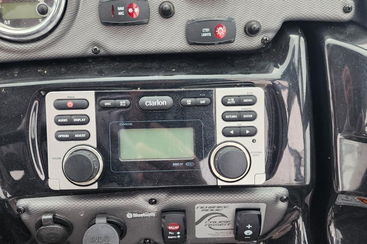 Dashboard of a 2015 Yamaha Boats 212X featuring a Clarion audio system.
