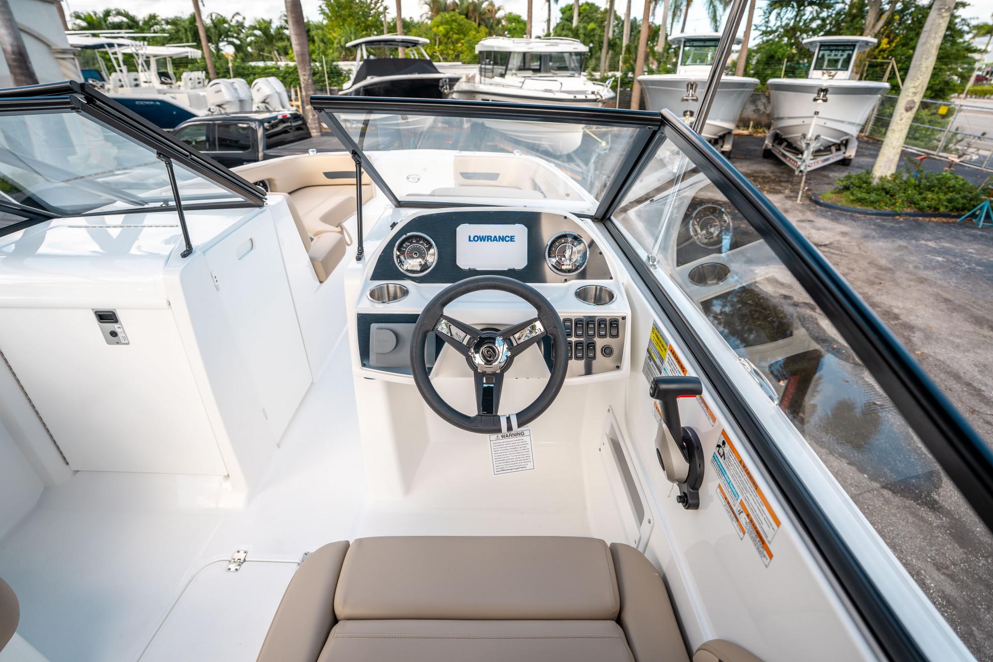 2025 Hurricane SunDeck 235 OB - 20
