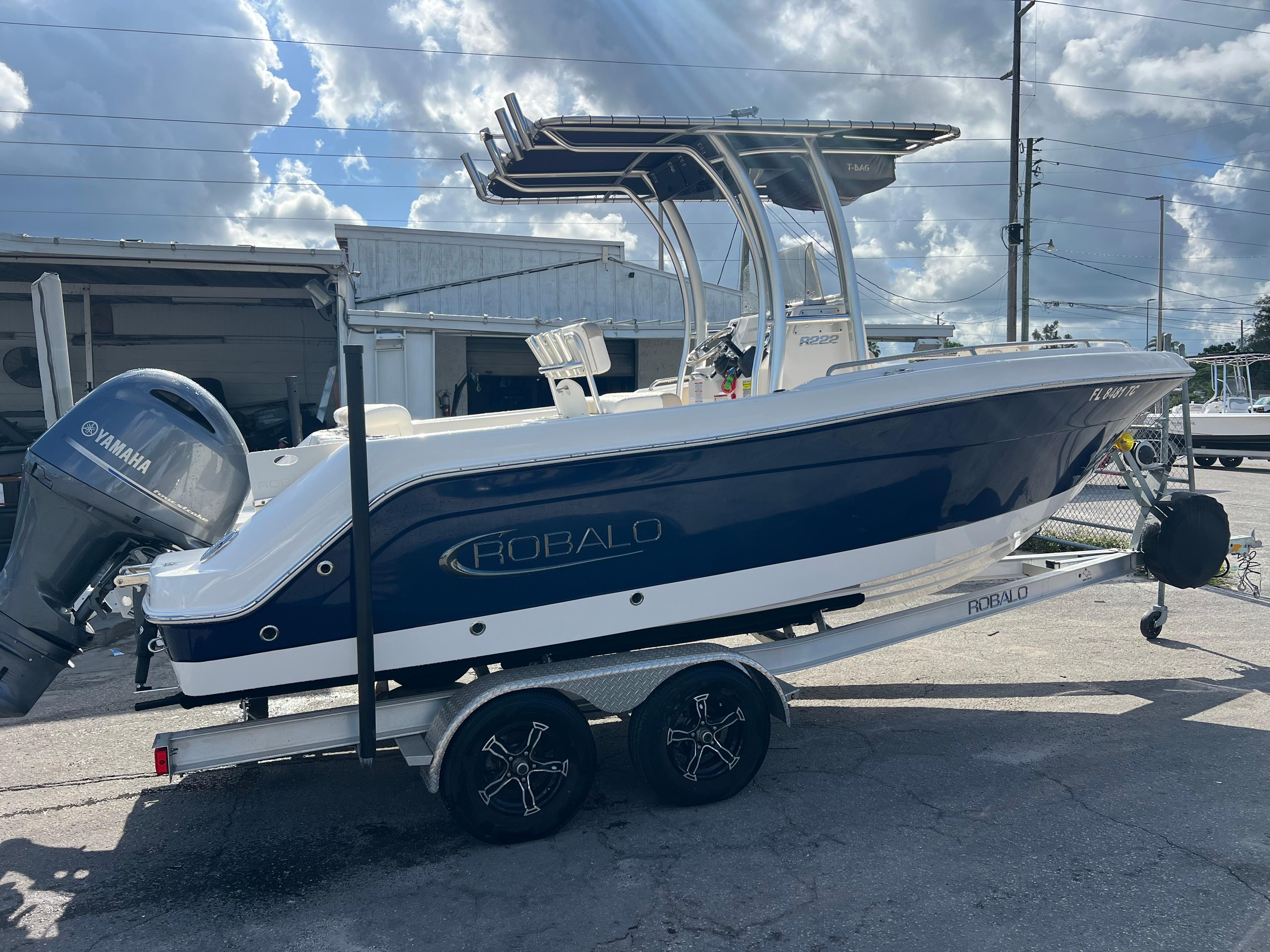 2022 Robalo R222 Center Console
