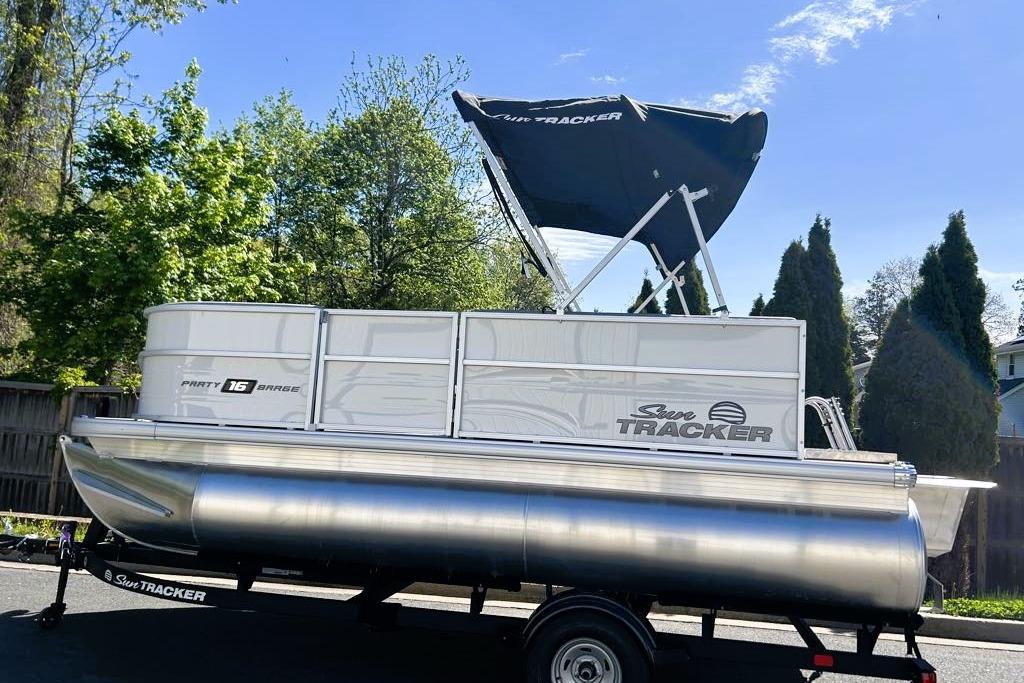 2026 Sun Tracker Party Barge 16 DLX