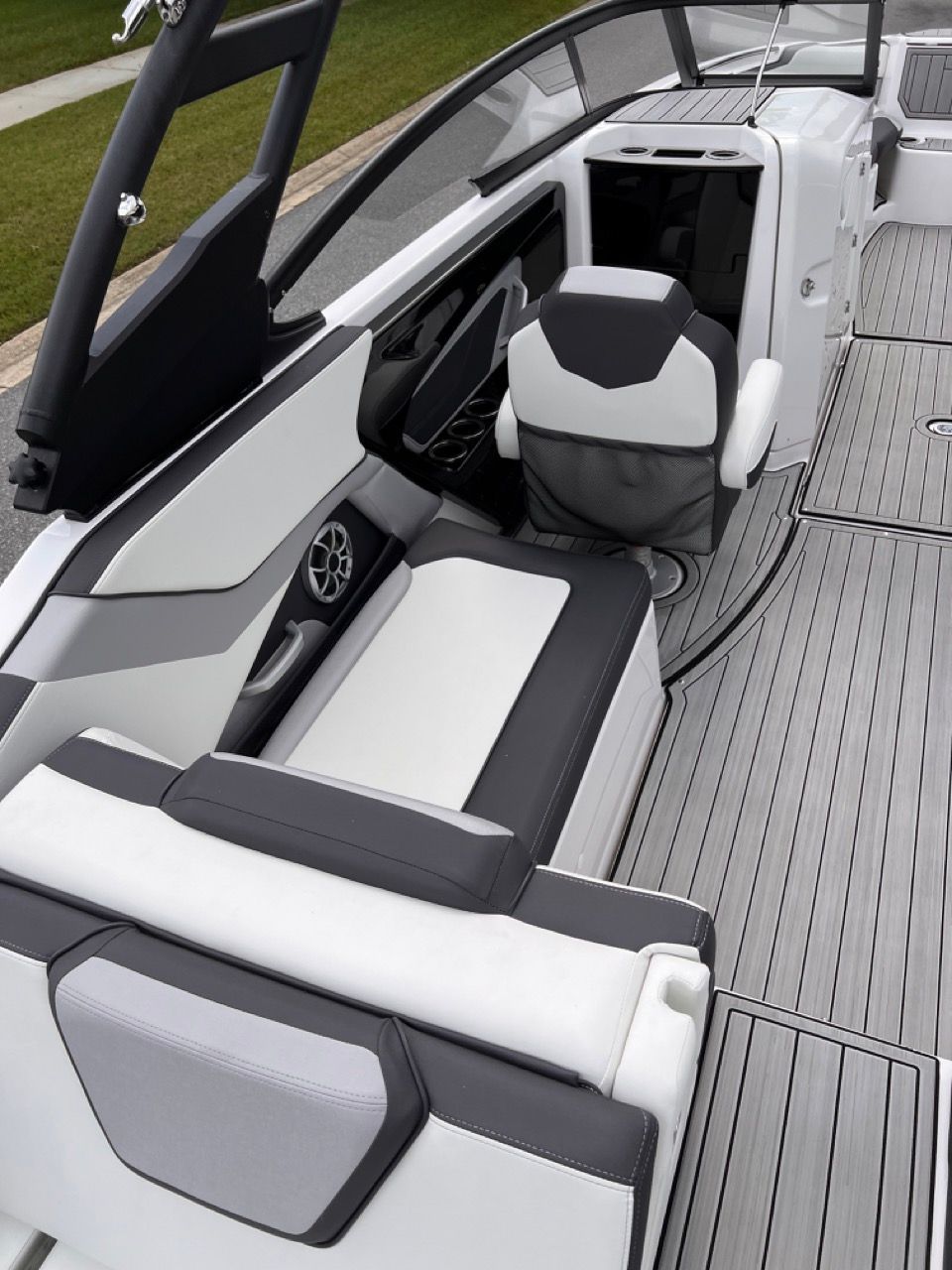 2023 Yamaha Boats 252S - 32