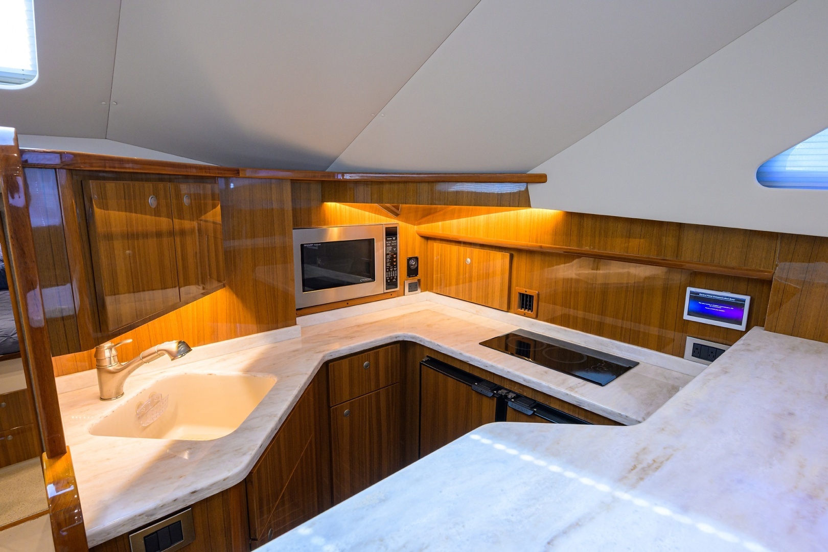 2015 Viking 42 Convertible - Image 9