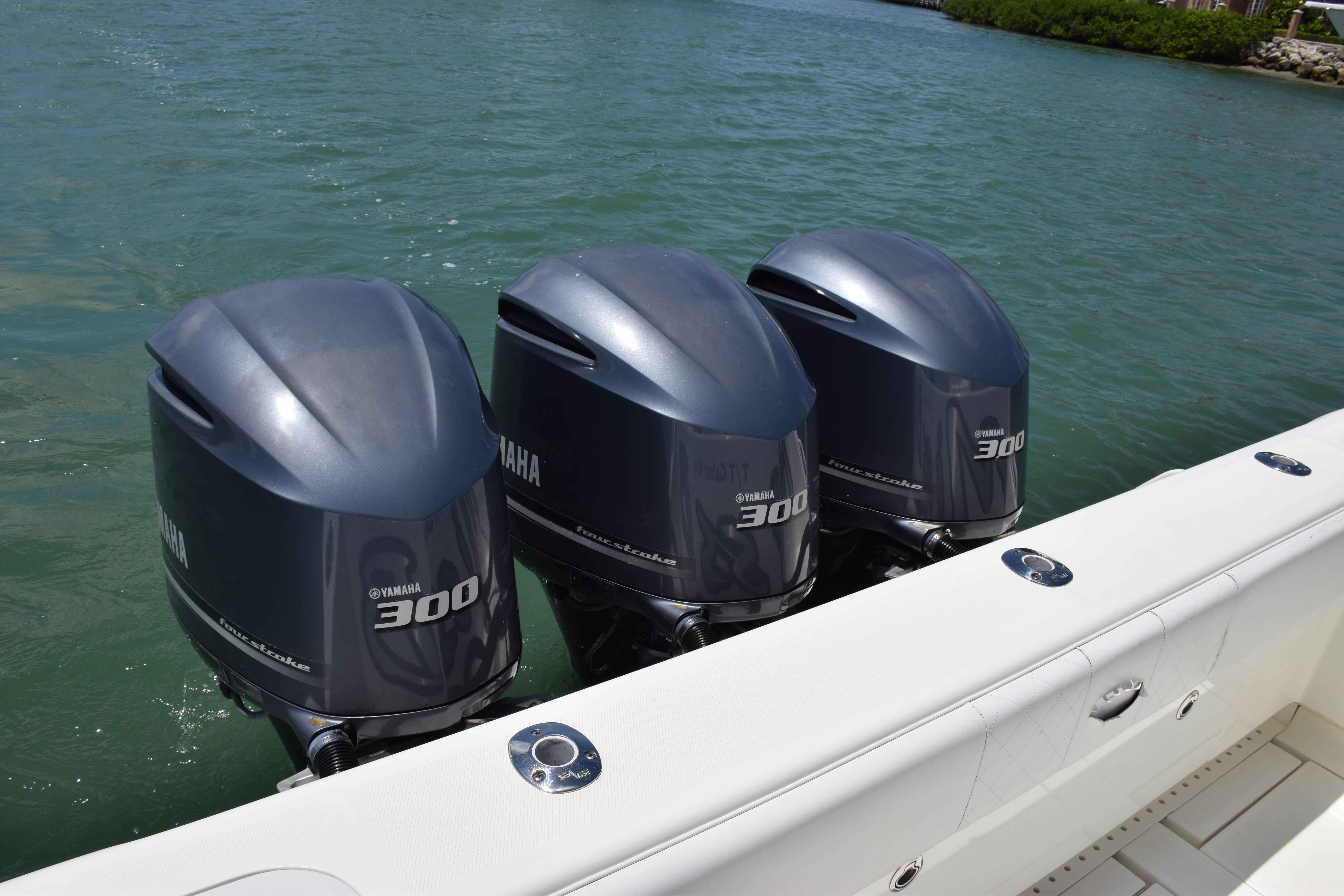 2015 SeaVee 370z boat with triple Yamaha 300 outboard engines.