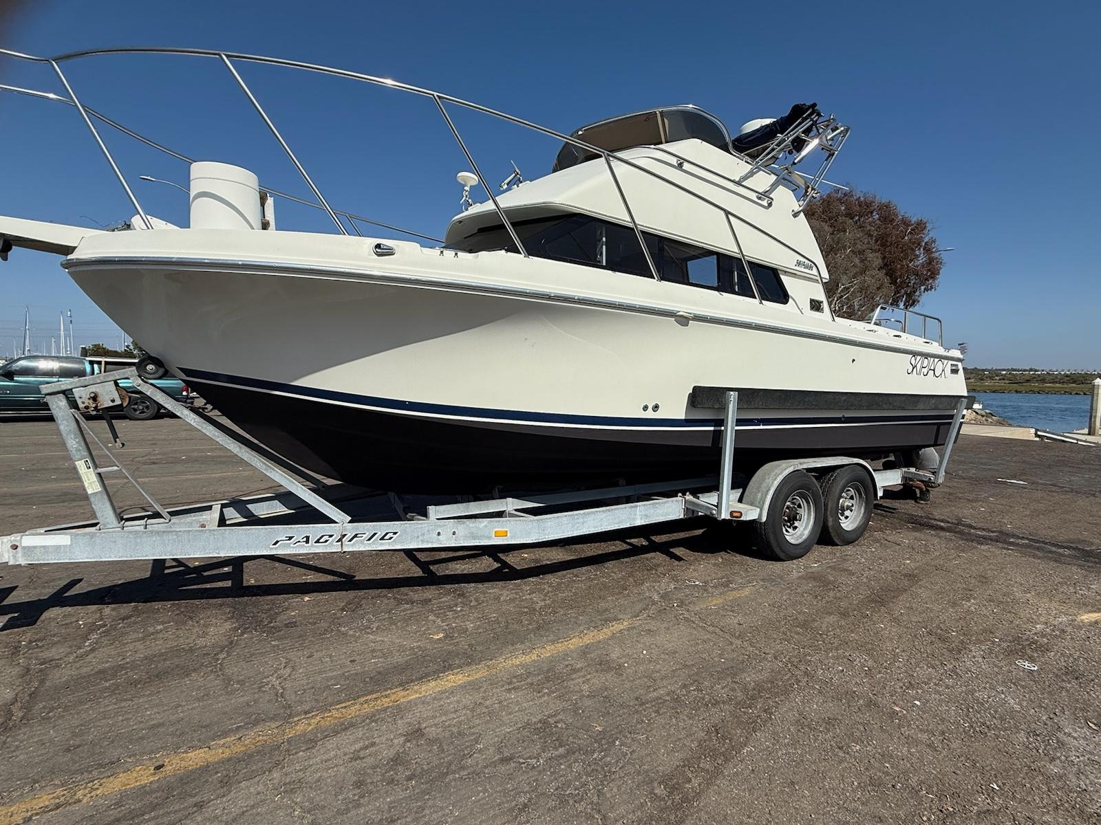 2000 Skipjack 262 Flying Bridge