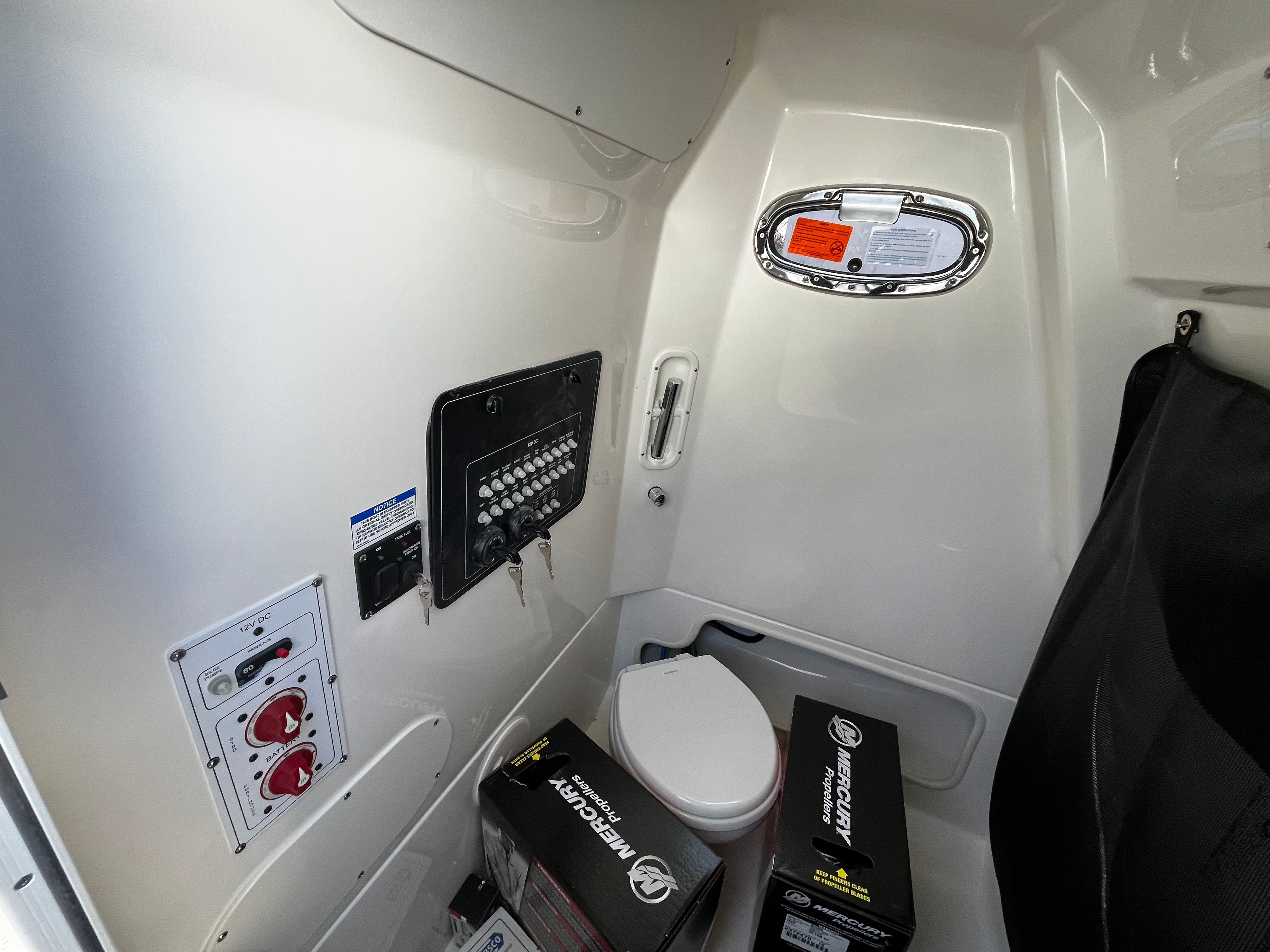 2026 BOSTON WHALER 250 OUTRAGE - Image 20