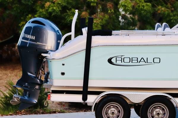 2022 Robalo R207 Dual Console - 4