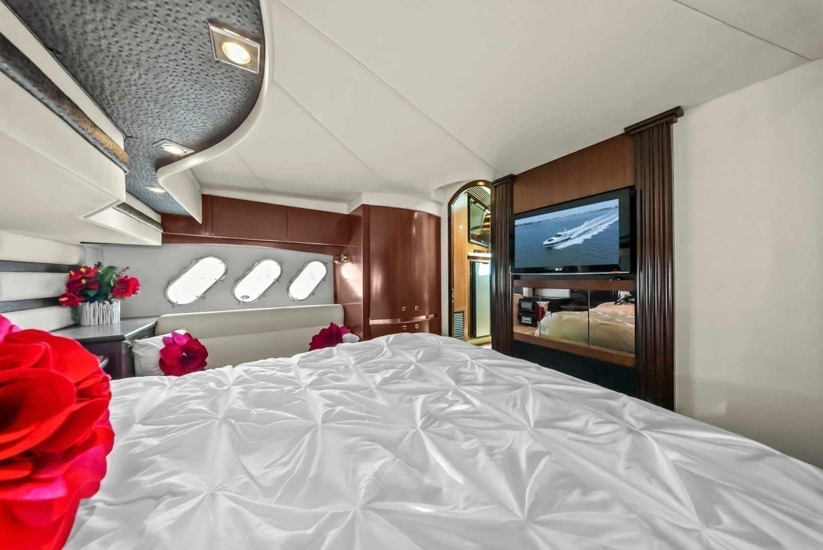 2012 Cruisers Yachts 540 Coupe - Image 28