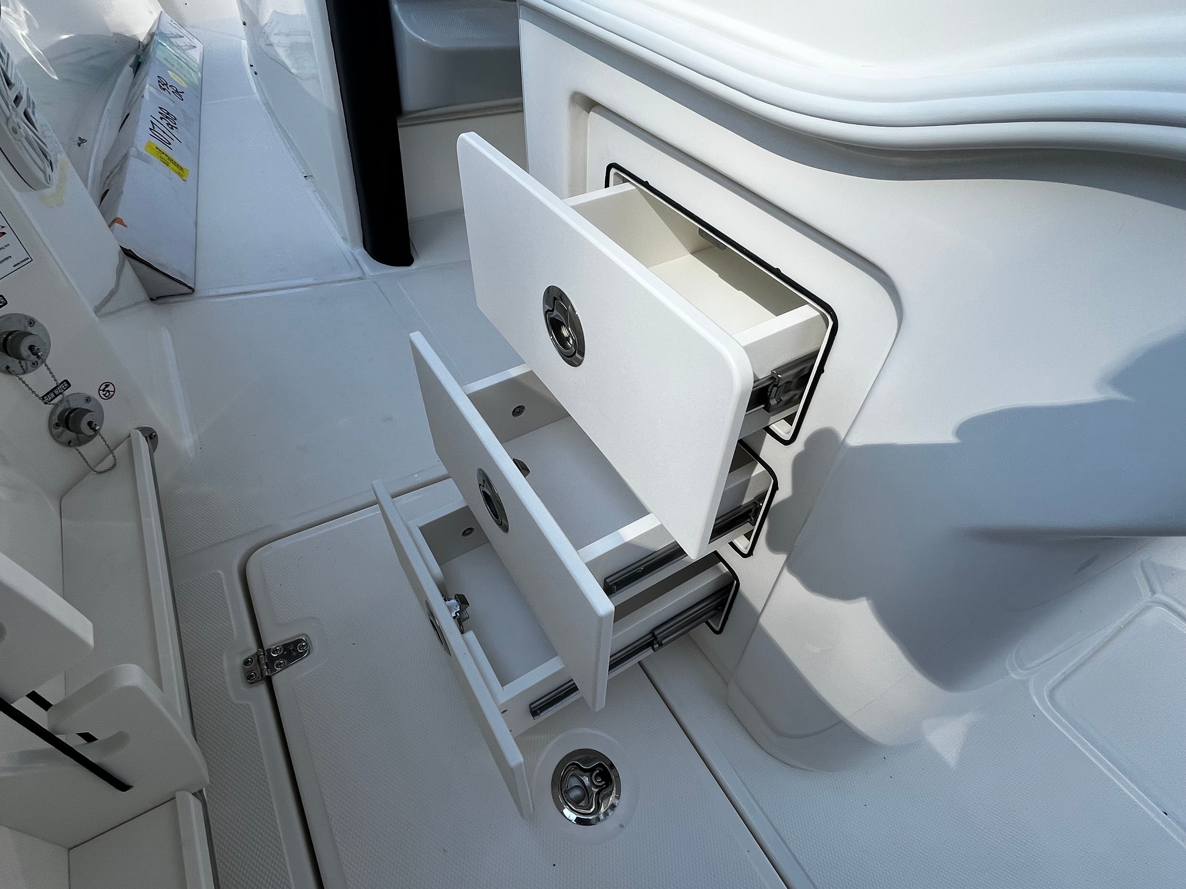 2026 BOSTON WHALER 250 OUTRAGE - Image 9