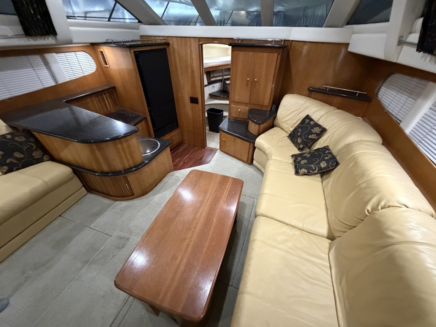 2001 Carver 444 Motor Yacht - Image 3