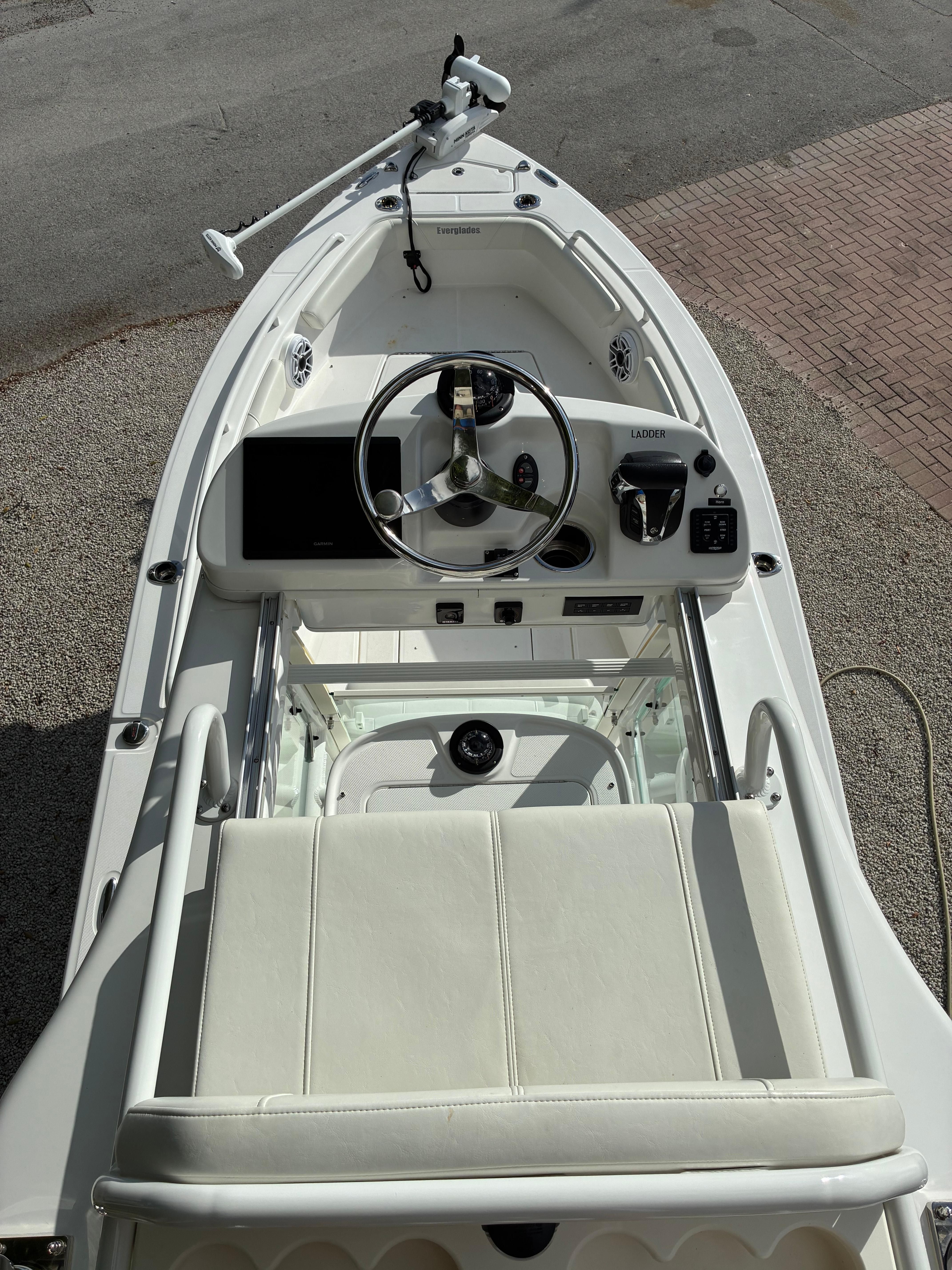 2023 Everglades 243 Center Console - 3