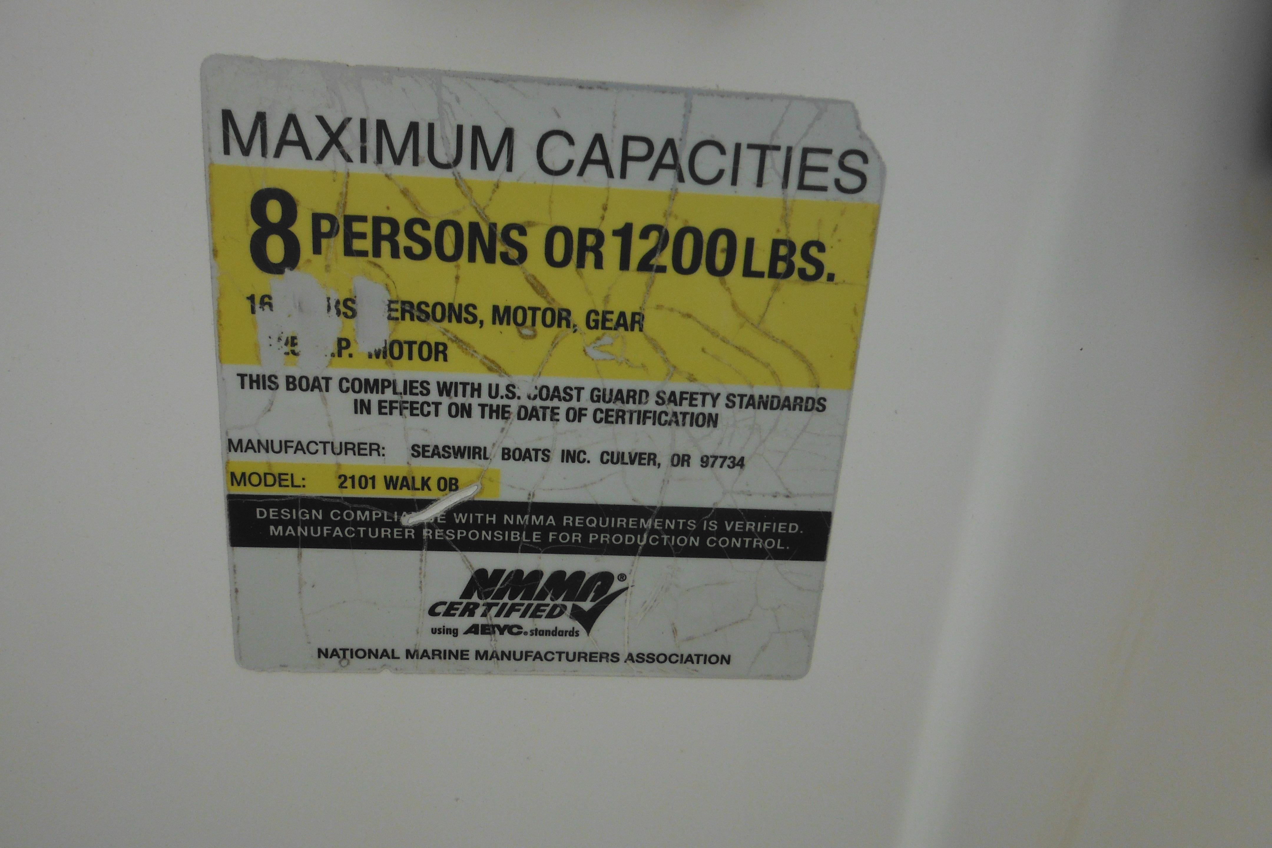 Sticker on 2005 Seaswirl Striper 2101 Walkaround O/B showing maximum capacity details.