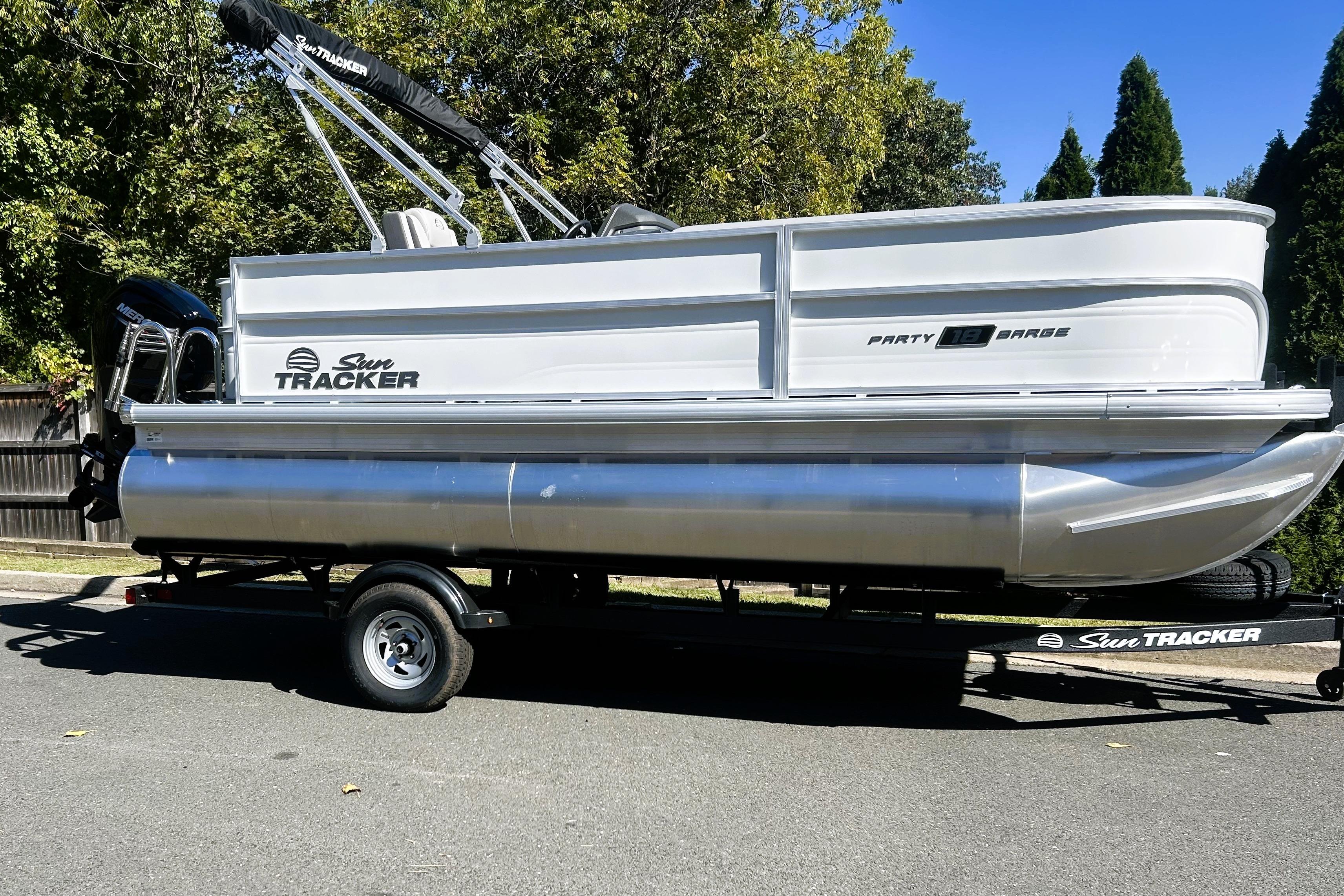 2026 Sun Tracker Party Barge 18 DLX