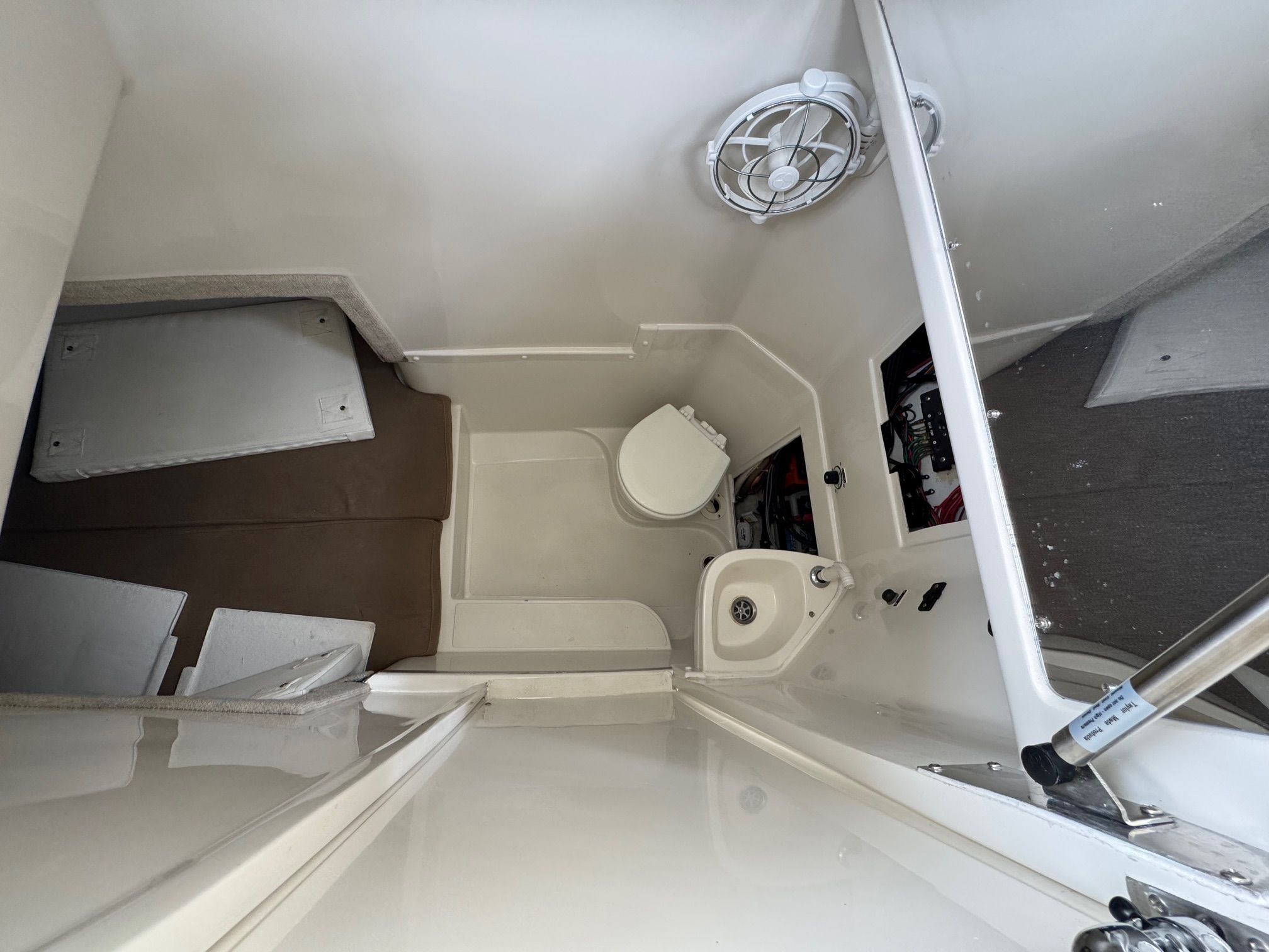 2000 Jupiter 27' Cuddy Cabin - 9
