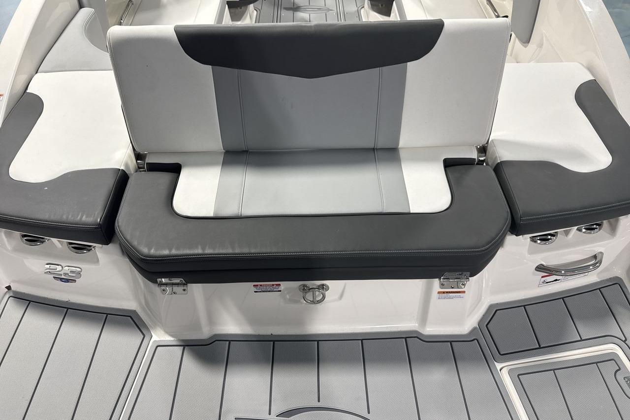 The image shows the stern of a Chaparral 23 SSi boat with gray and black upholstery.