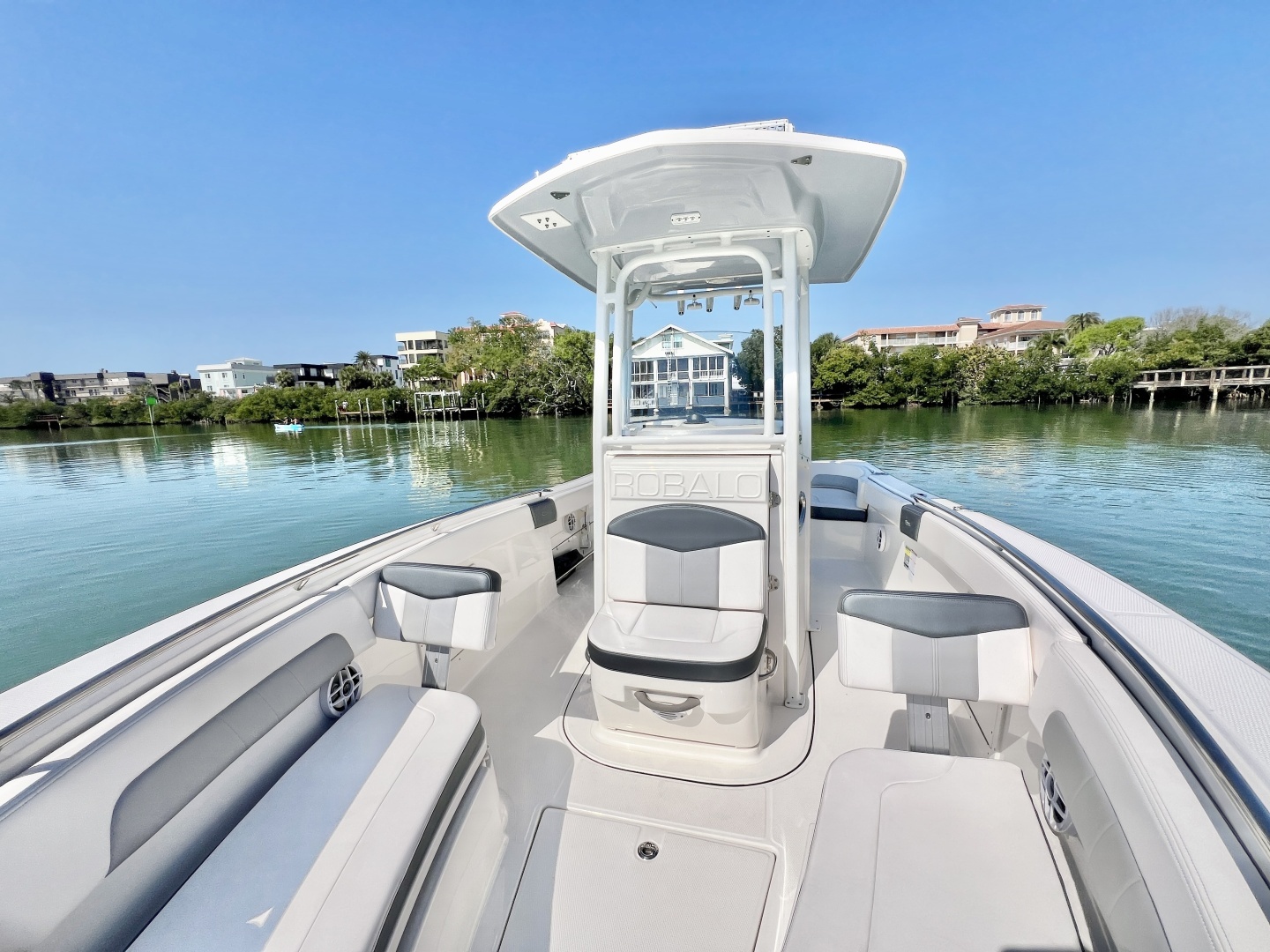 2021 Robalo R242 Explorer - Image 28