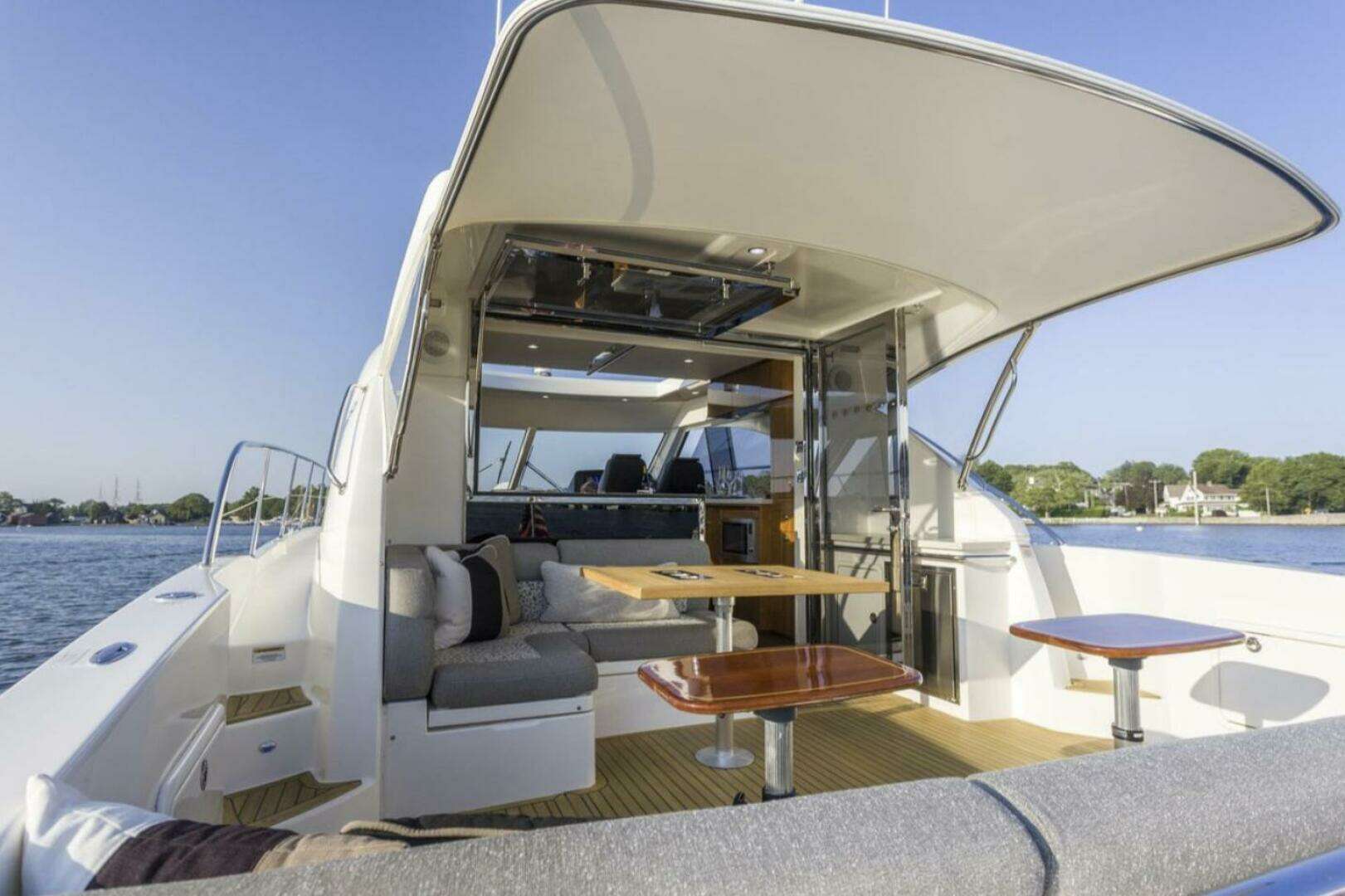 2016 Riviera 5000 Sport Yacht - Image 9