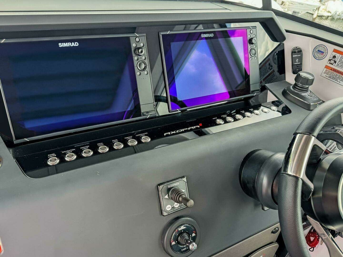 2024 Axopar 37XC CROSS CABIN - Image 9