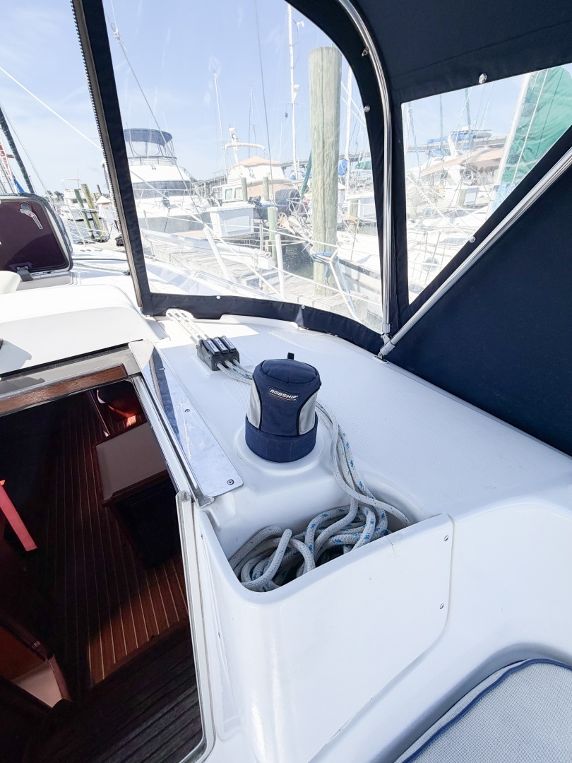 2005 Hunter 36 - Image 22