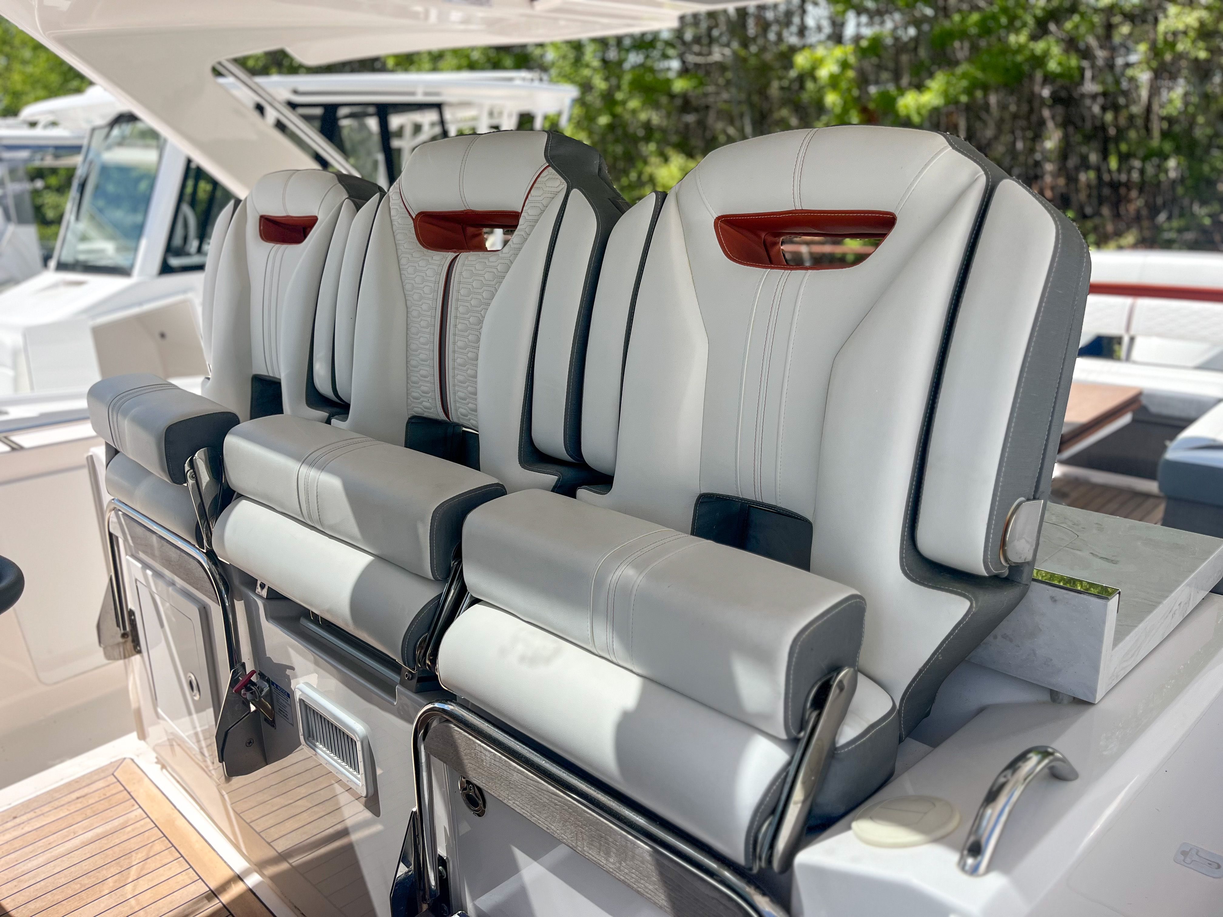 2019 TIARA YACHTS 38 LS - Image 13