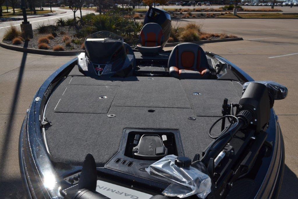 2025 Ranger Z518 Cup-Equipped boat with spacious deck and advanced Garmin equipment.